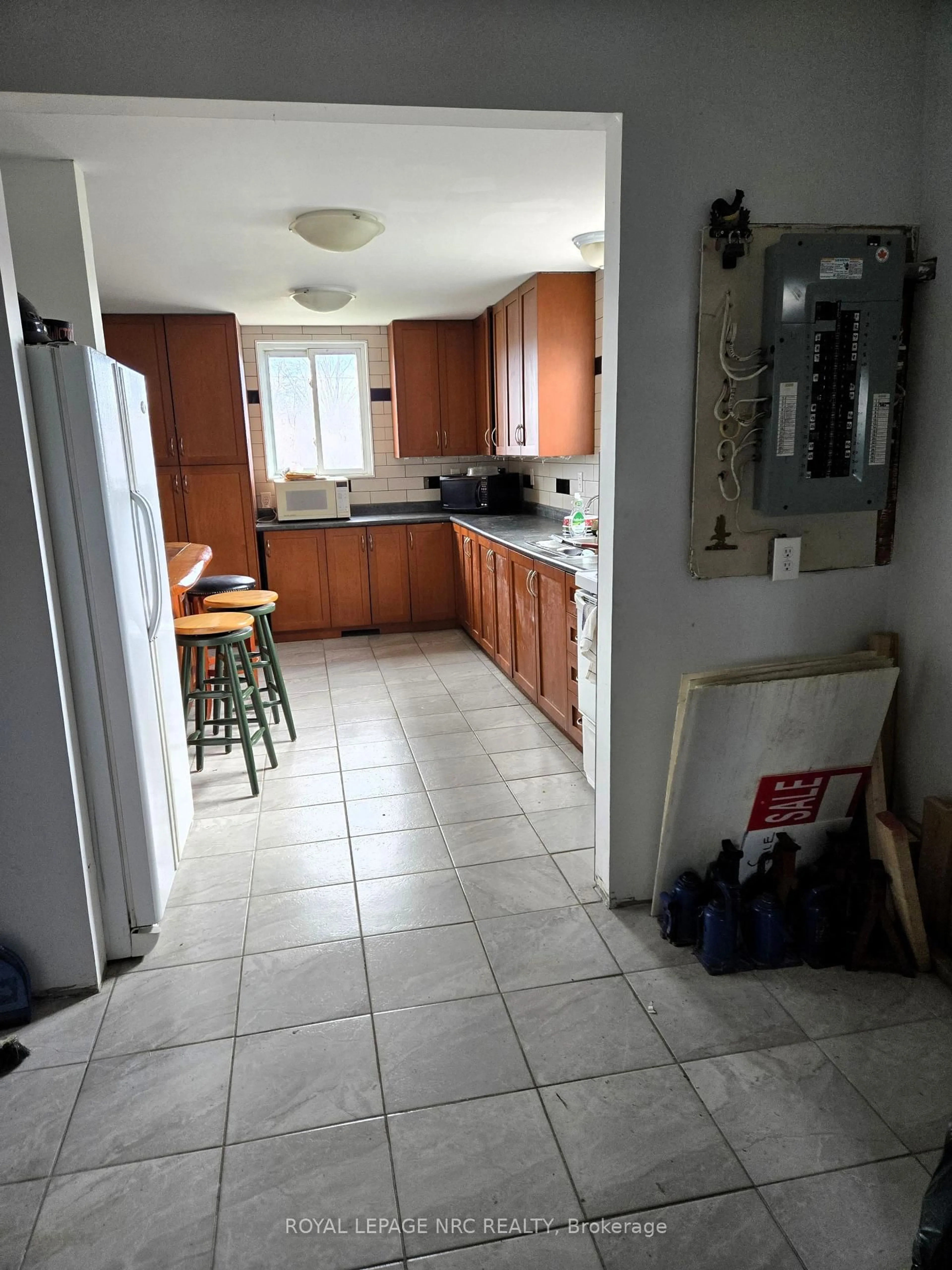 Standard kitchen, unknown for 751 Bowen Rd, Fort Erie Ontario L2A 5M4