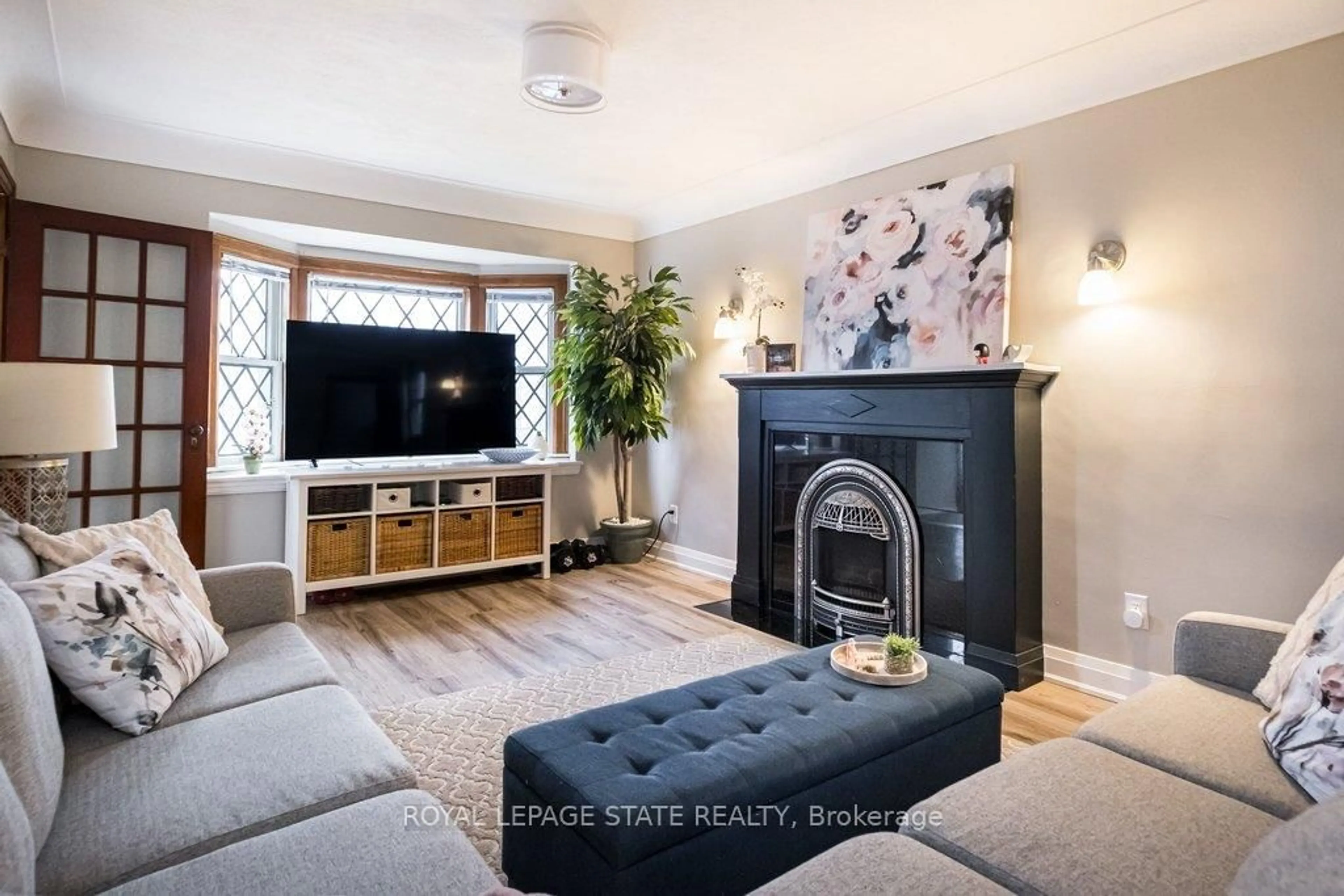 Living room with furniture, wood/laminate floor for 143 Huxley Ave, Hamilton Ontario L8K 2P9