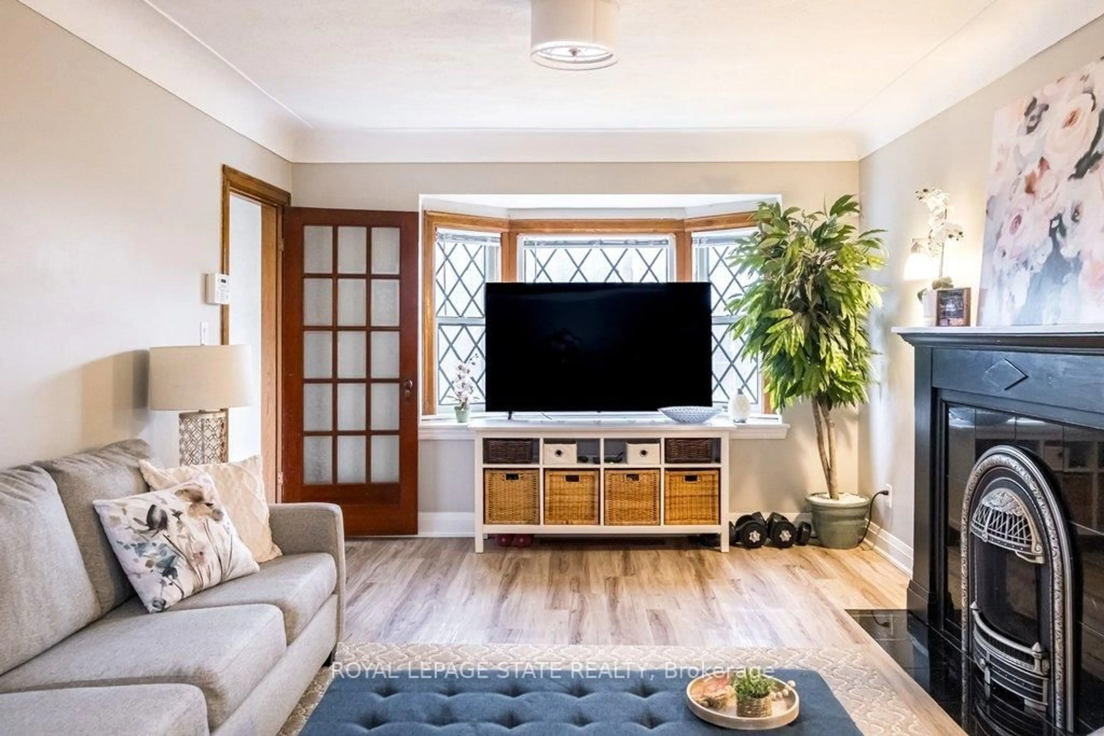 Living room with furniture, unknown for 143 Huxley Ave, Hamilton Ontario L8K 2P9