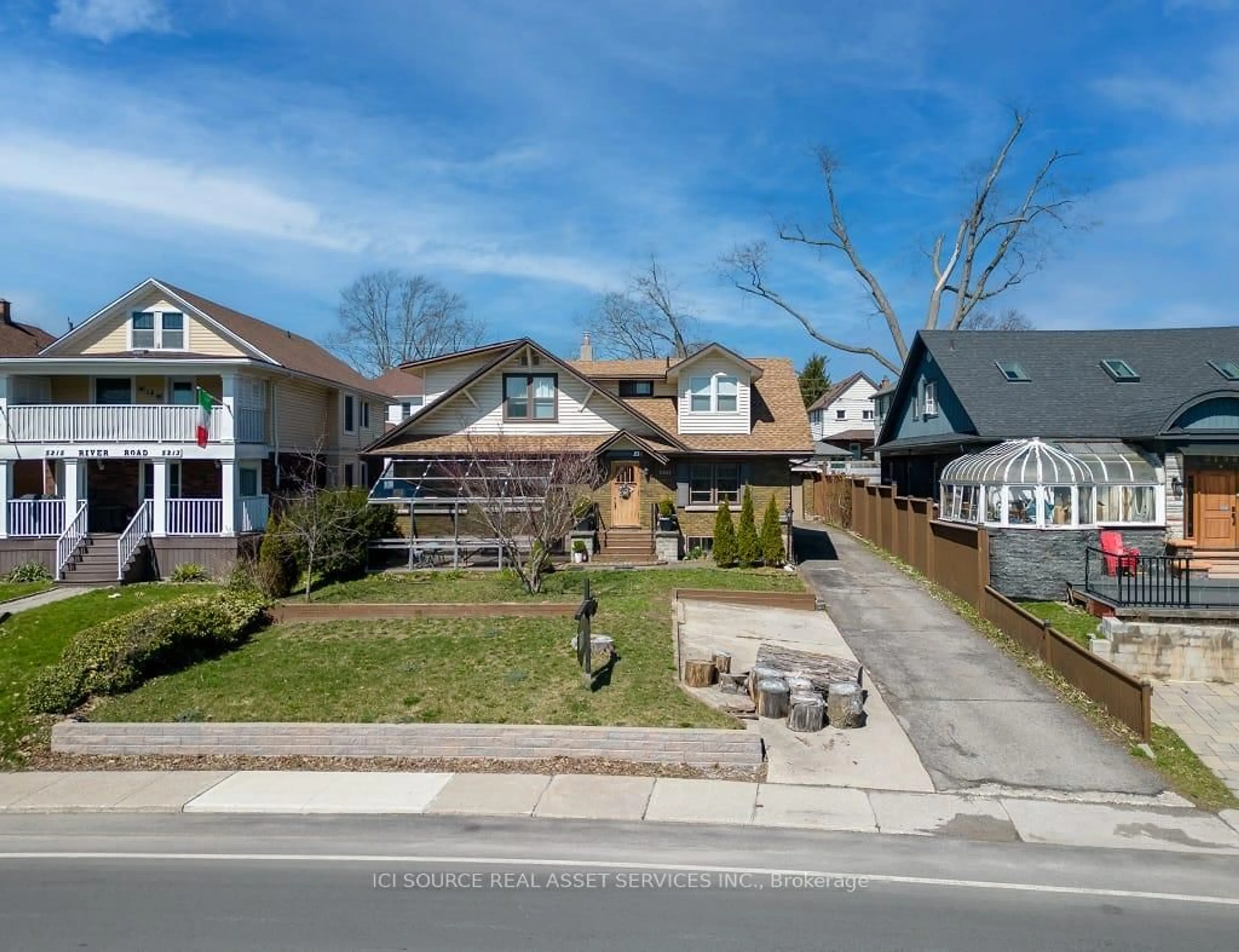 A pic from outside/outdoor area/front of a property/back of a property/a pic from drone, street for 5207 River Rd, Niagara Falls Ontario L2E 3G9