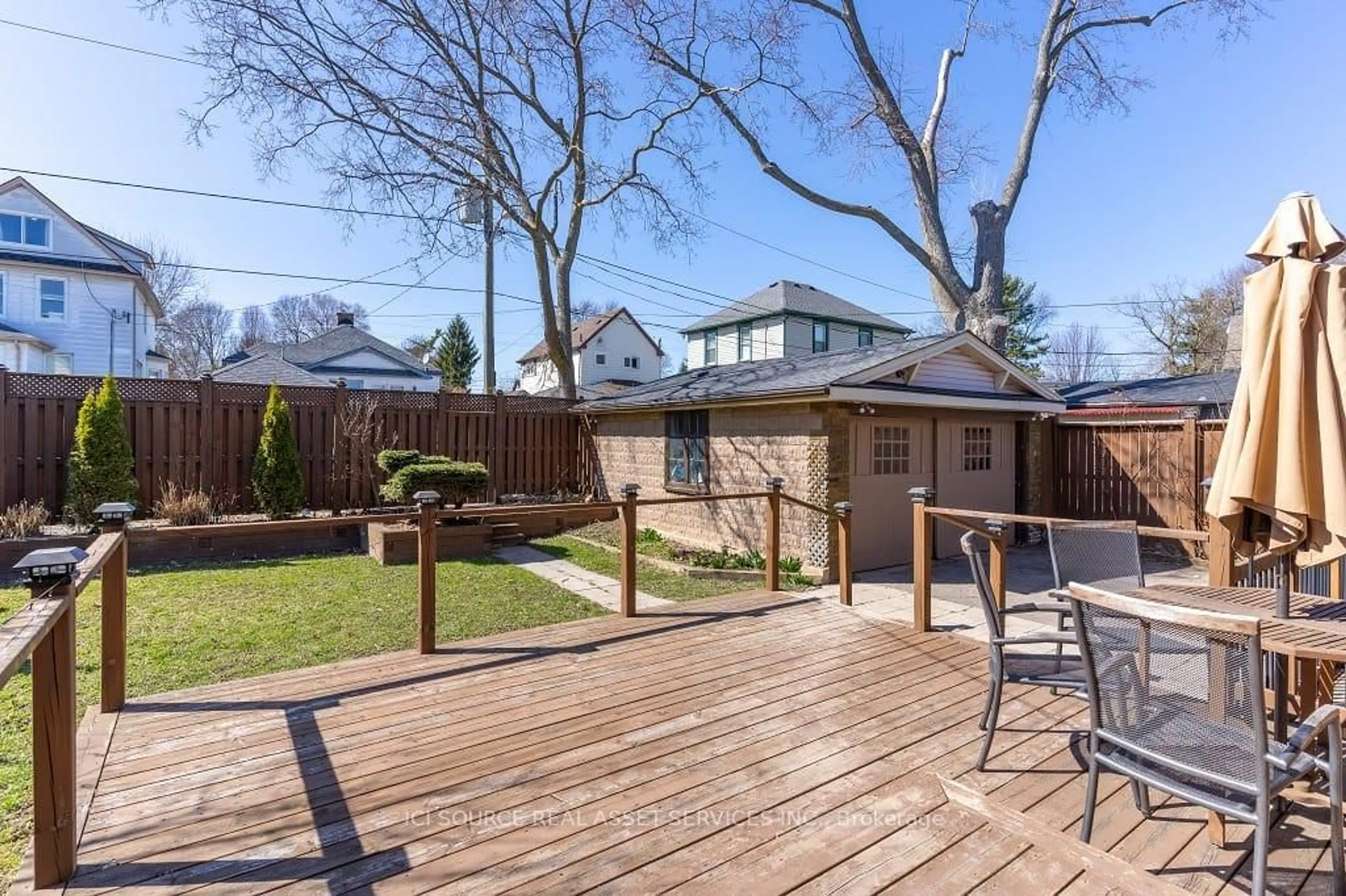 Patio, street for 5207 River Rd, Niagara Falls Ontario L2E 3G9