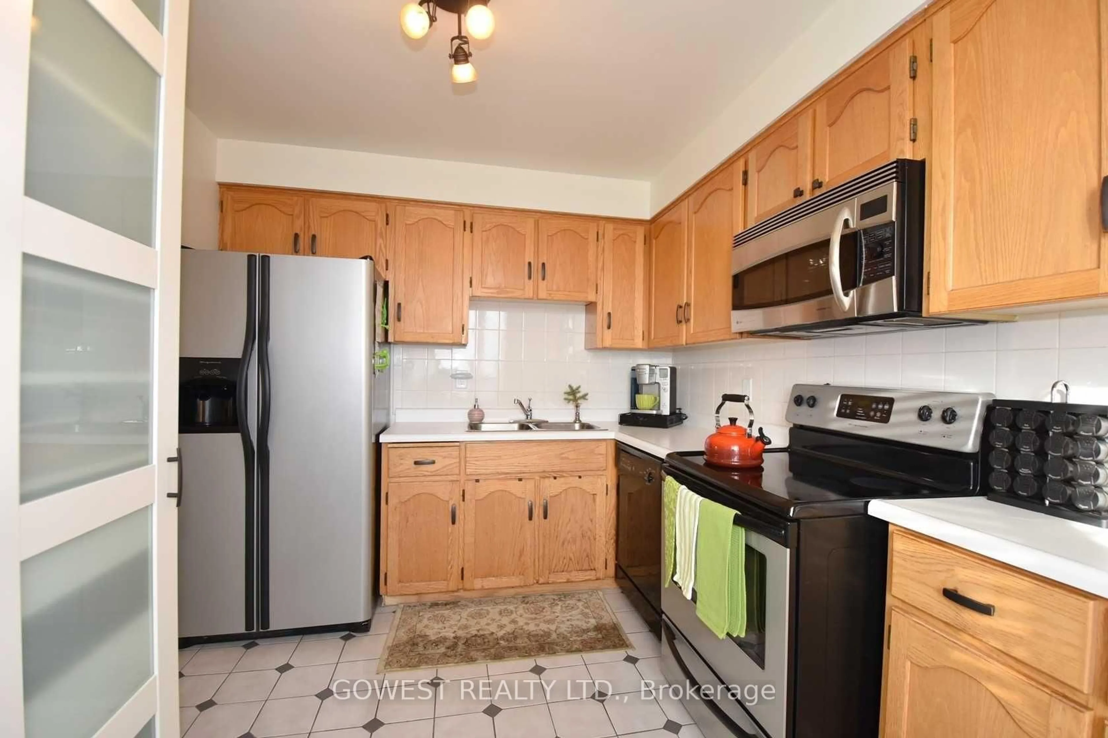 Standard kitchen, ceramic/tile floor for 432 Main St #1104, Hamilton Ontario L8N 1J9