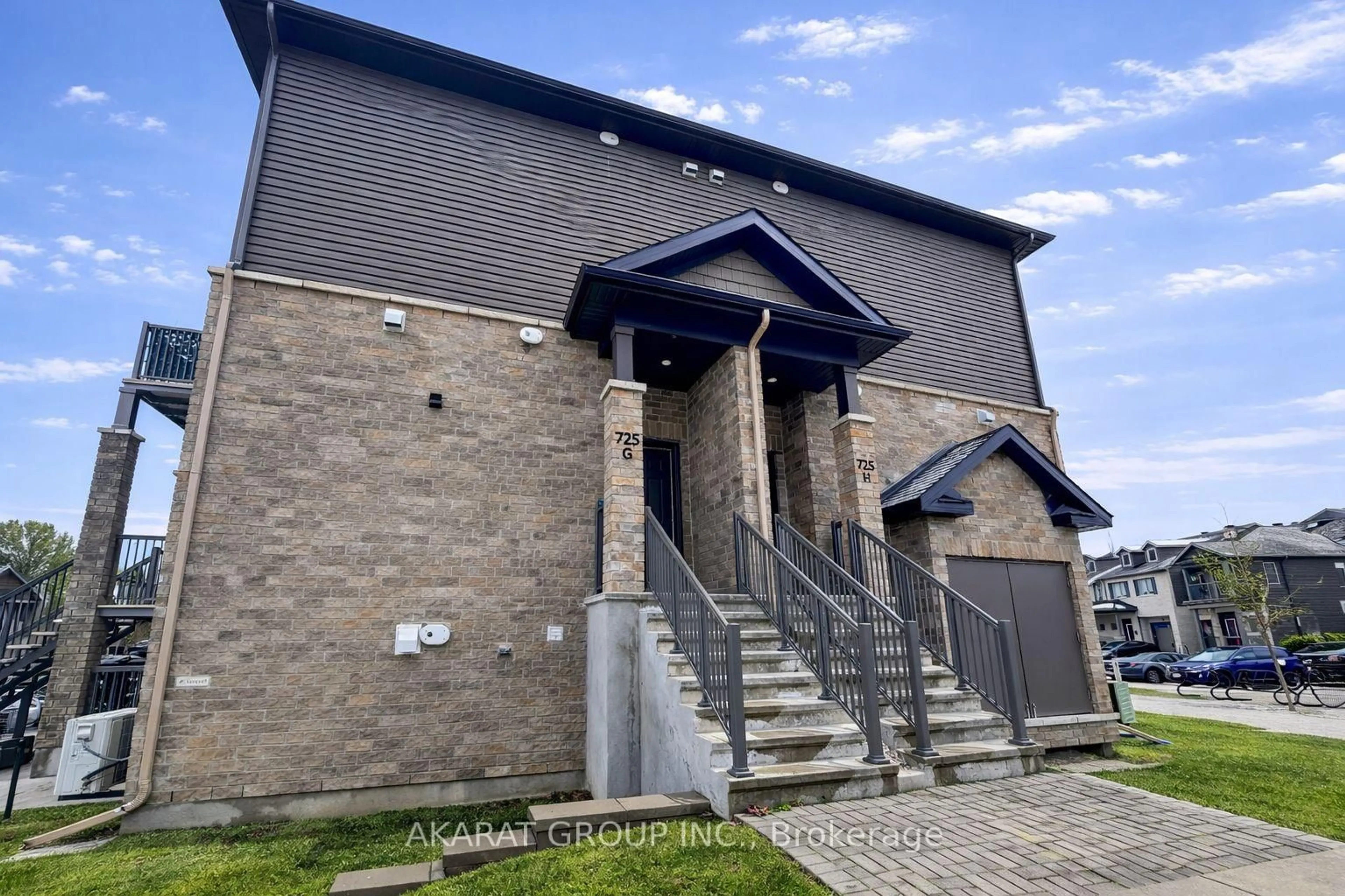 Home with brick exterior material, building for G-725 Dearborn Private, Ottawa Ontario K1T 0W4