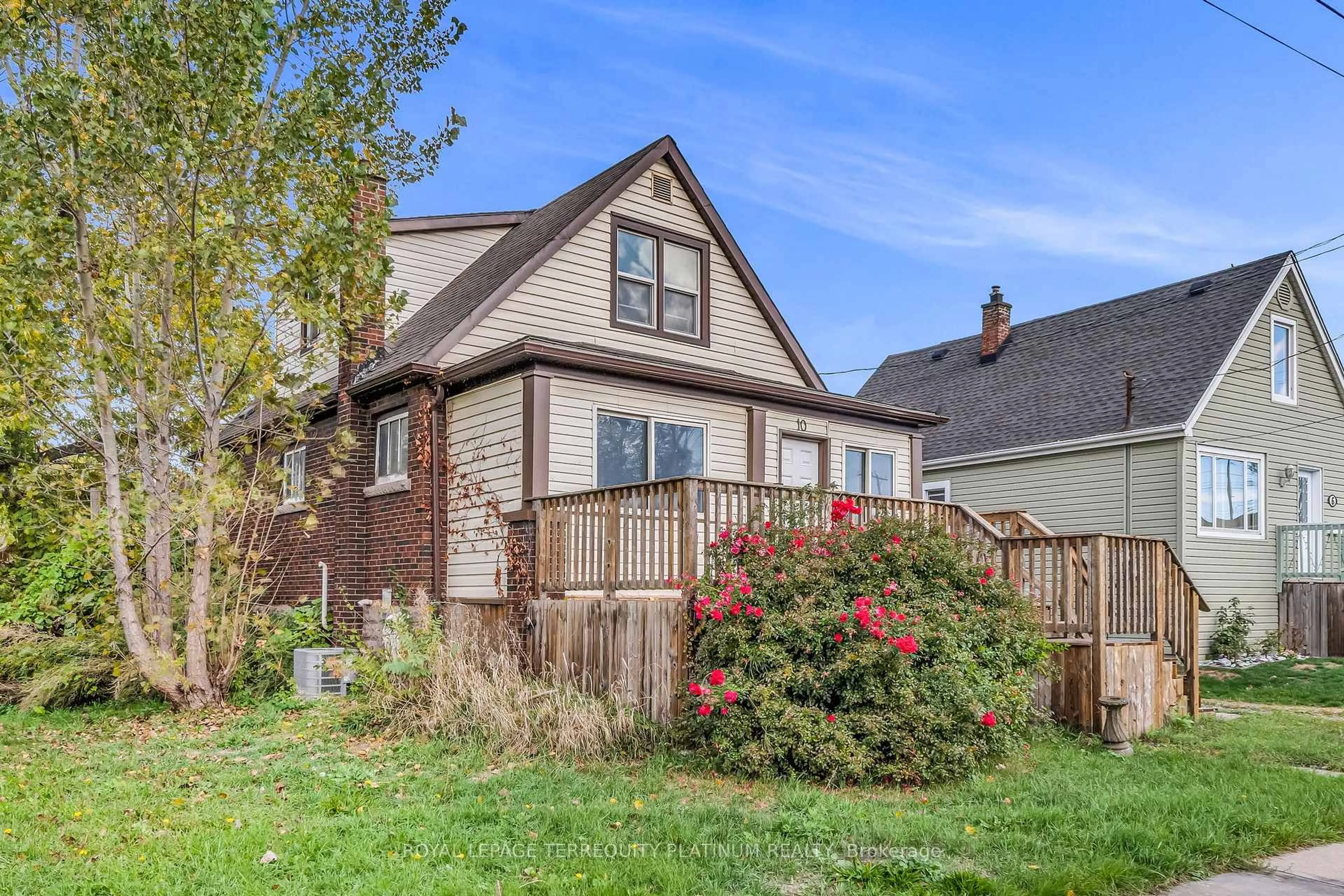 Home with vinyl exterior material, unknown for 10 Locarno Ave, Hamilton Ontario L8H 7H3