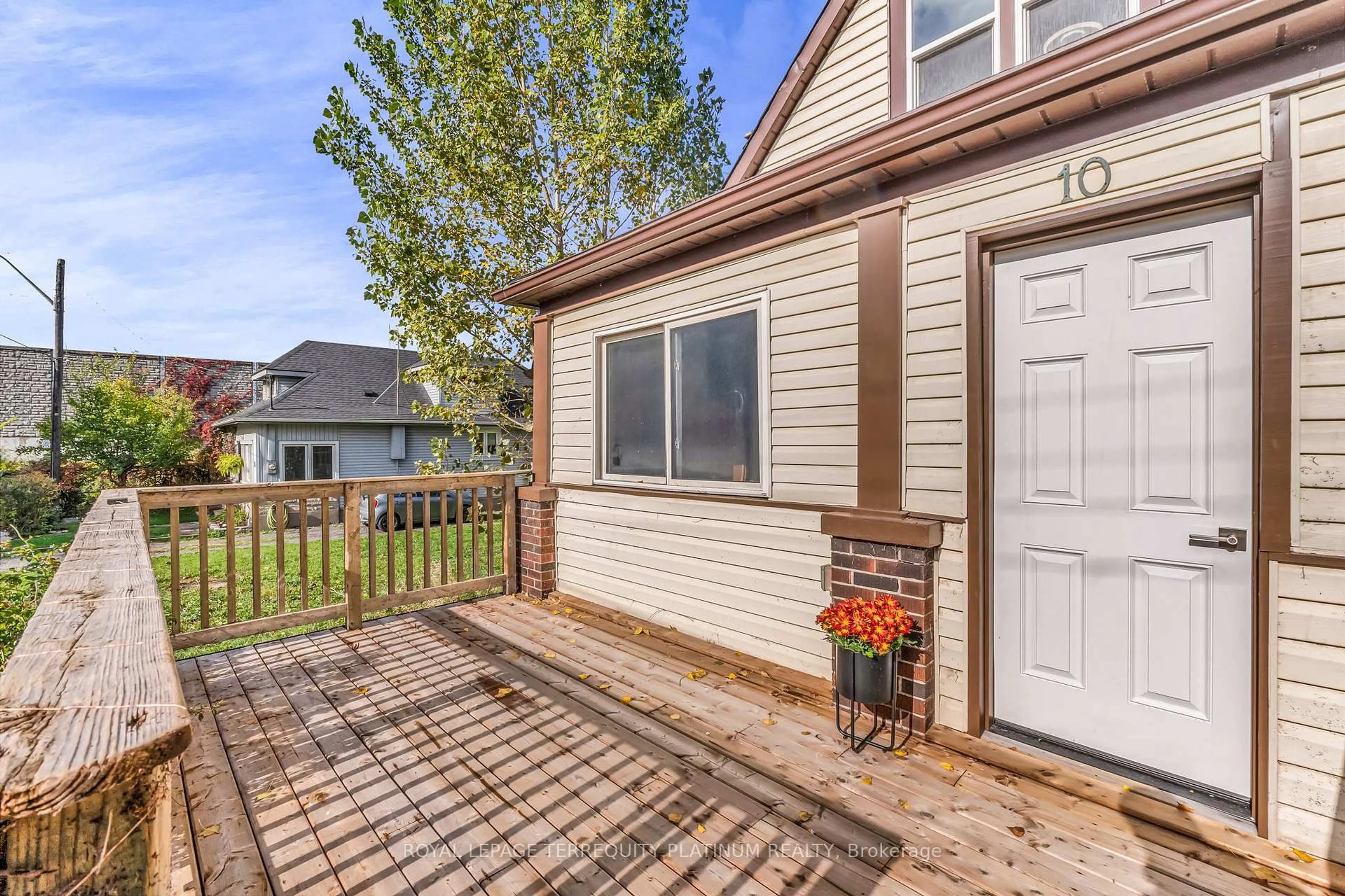 Home with vinyl exterior material, street for 10 Locarno Ave, Hamilton Ontario L8H 7H3