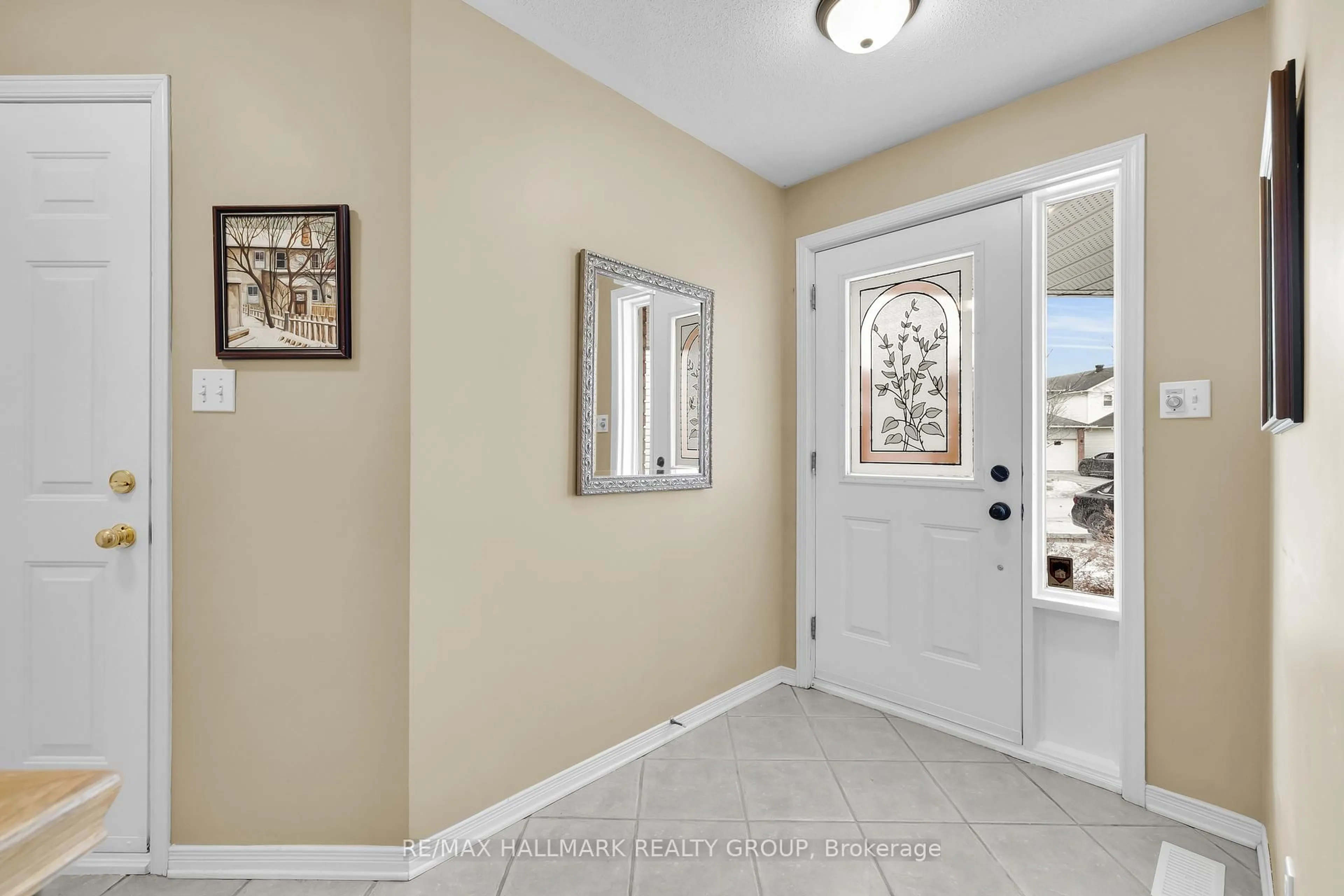 Indoor entryway for 1931 La Chapelle St, Ottawa Ontario K1C 6A1