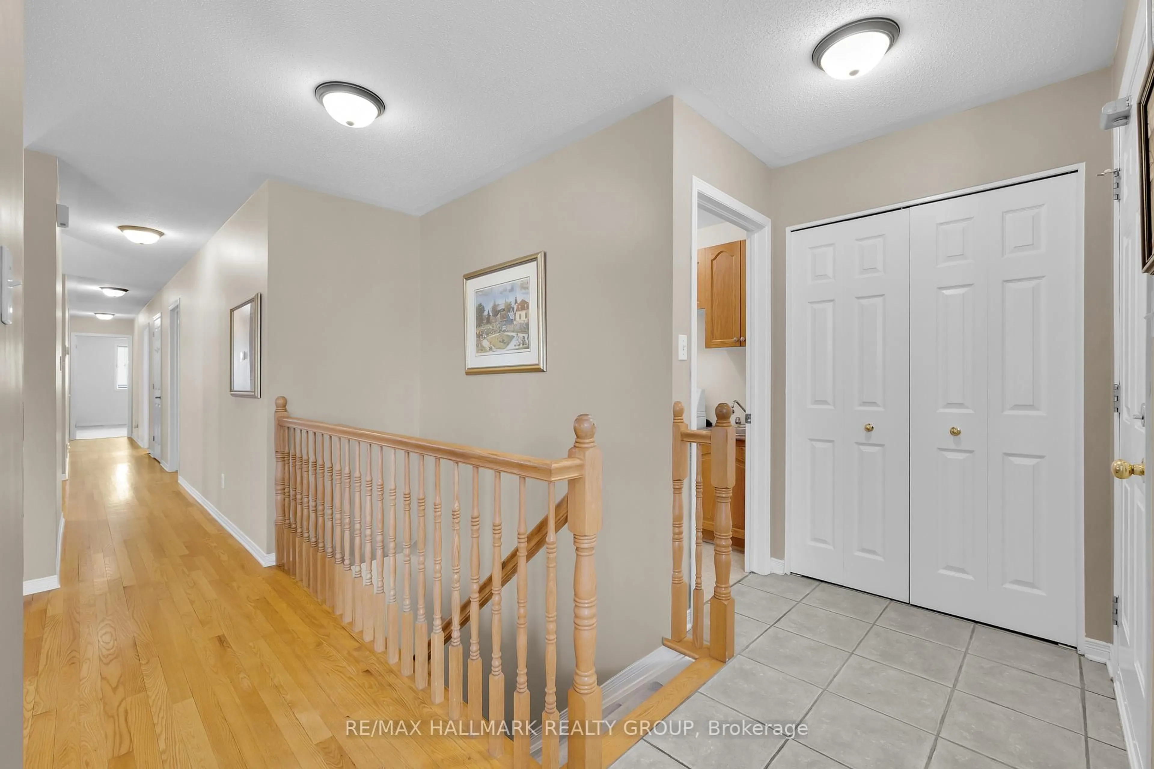 Indoor entryway for 1931 La Chapelle St, Ottawa Ontario K1C 6A1