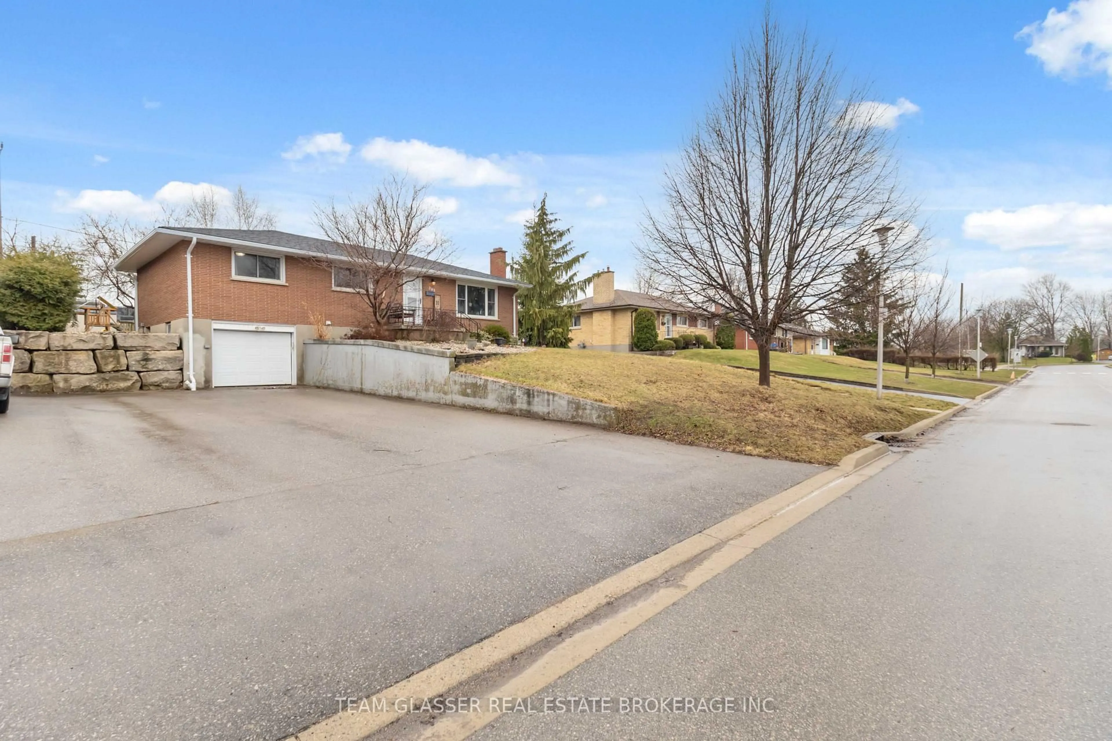 A pic from outside/outdoor area/front of a property/back of a property/a pic from drone, street for 362 CHIPPENDALE Cres, London South Ontario N5Z 3G2