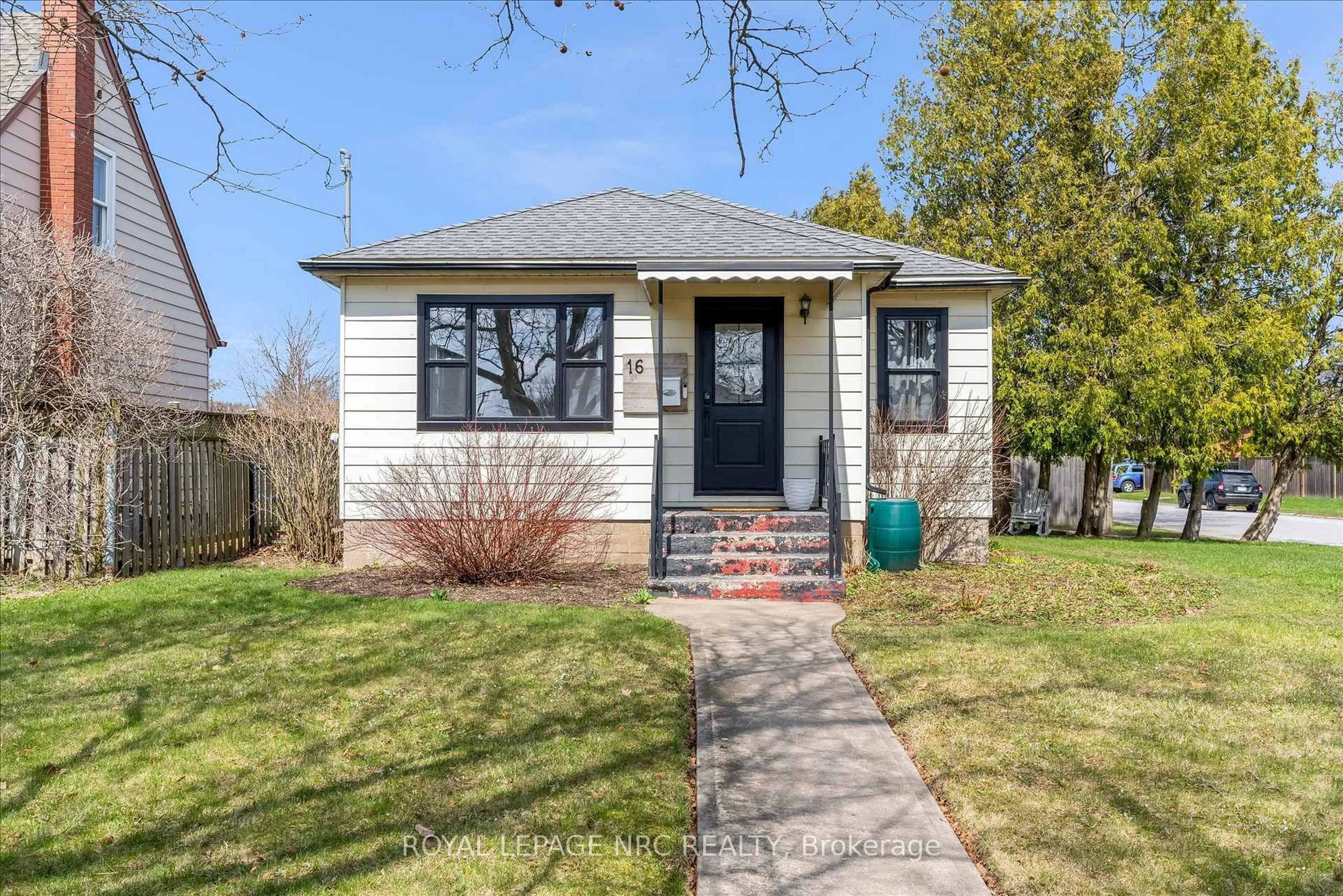 Home with brick exterior material, street for 16 Mcdonald Ave, Thorold Ontario L2V 3E6