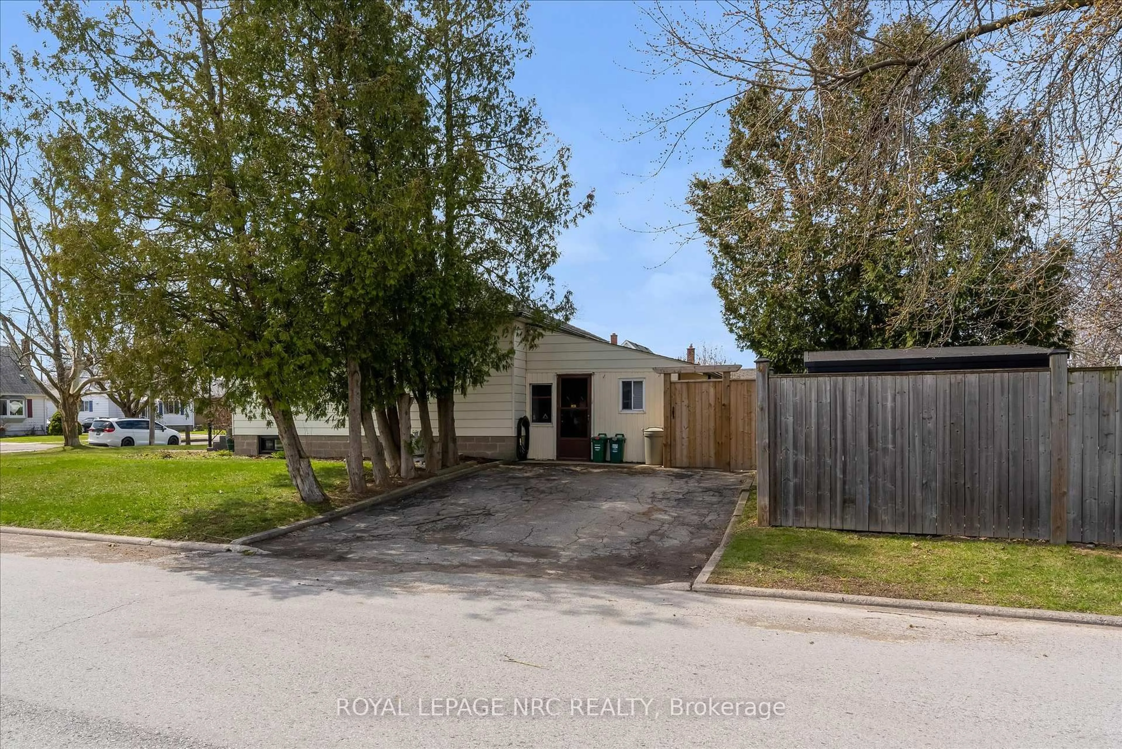 A pic from outside/outdoor area/front of a property/back of a property/a pic from drone, street for 16 Mcdonald Ave, Thorold Ontario L2V 3E6