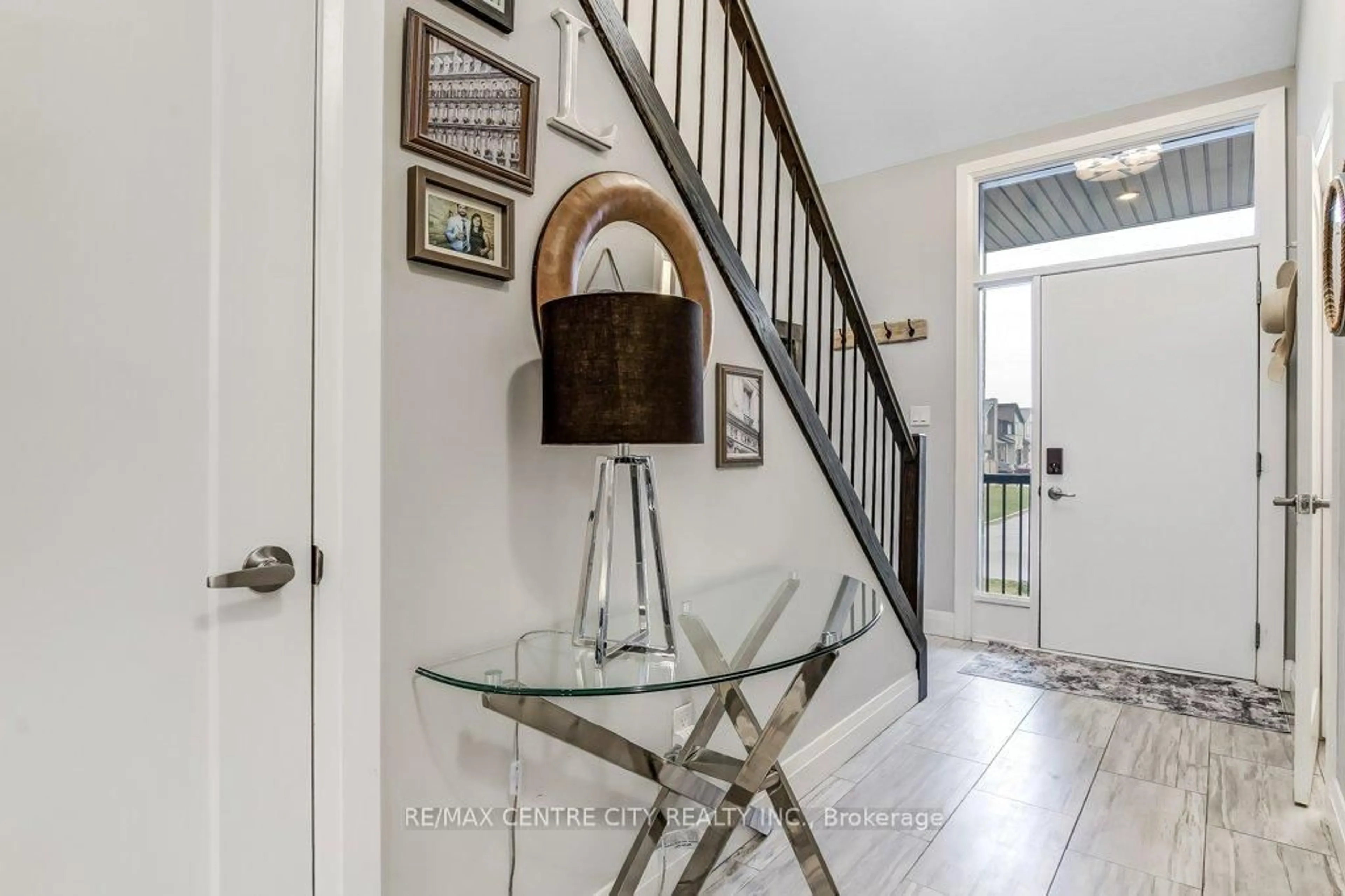 Indoor entryway for 1625 Valhalla St, London North Ontario N6G 0V2