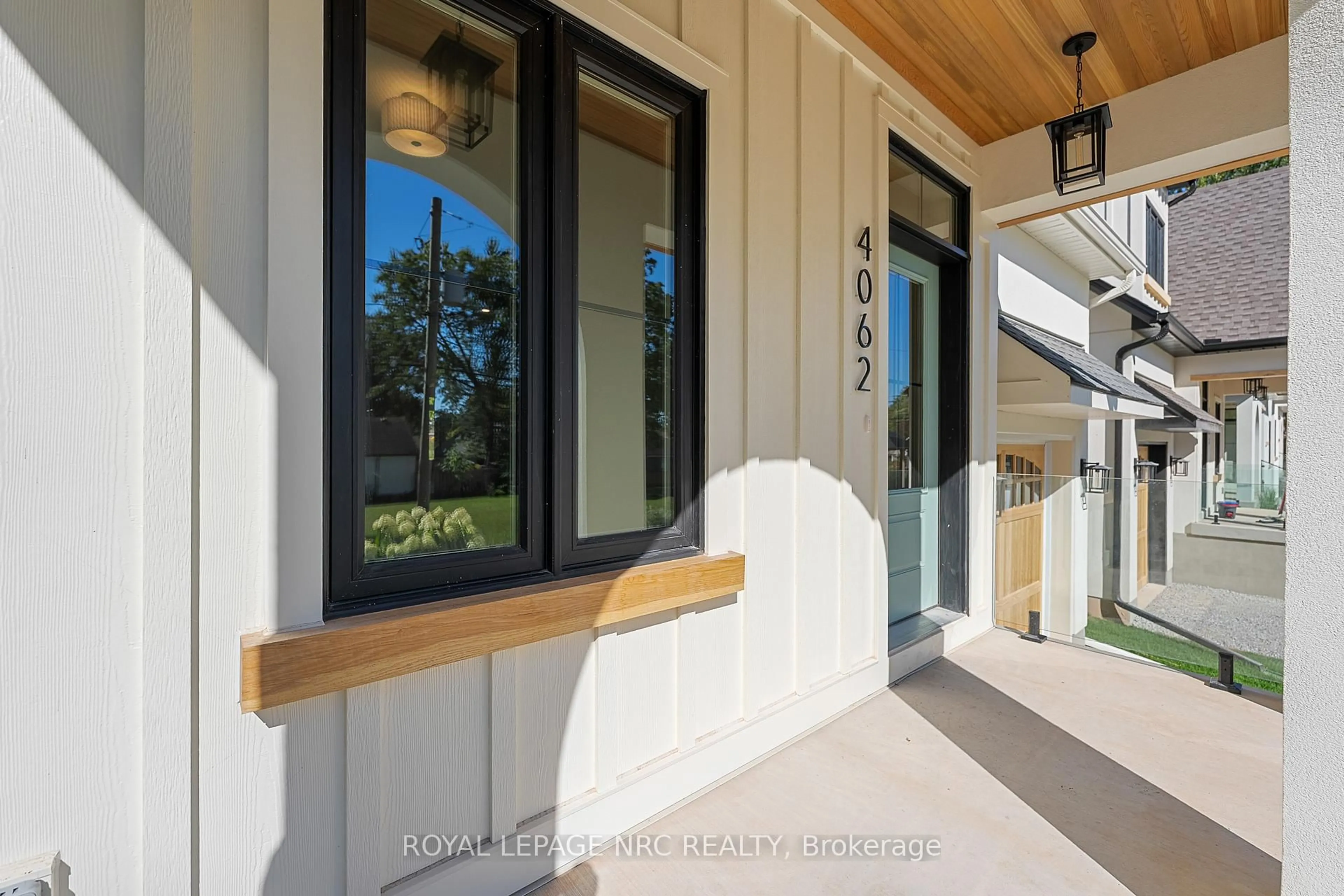 Indoor entryway for 4062 GLENSPRING Rd, Fort Erie Ontario L0S 1B0