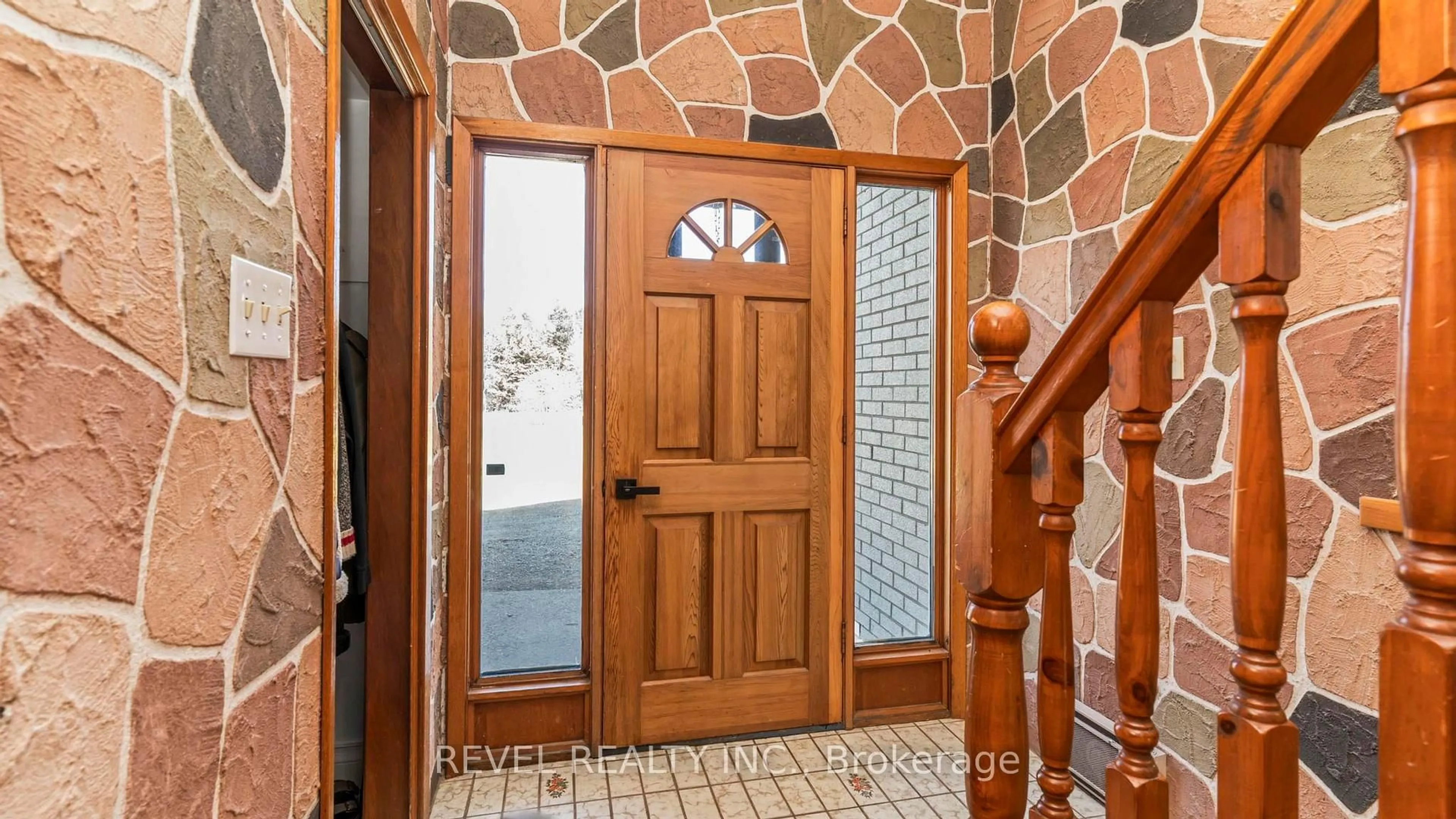 Indoor entryway for 20875 Cherryhill Rd, Thames Centre Ontario N0M 2M0