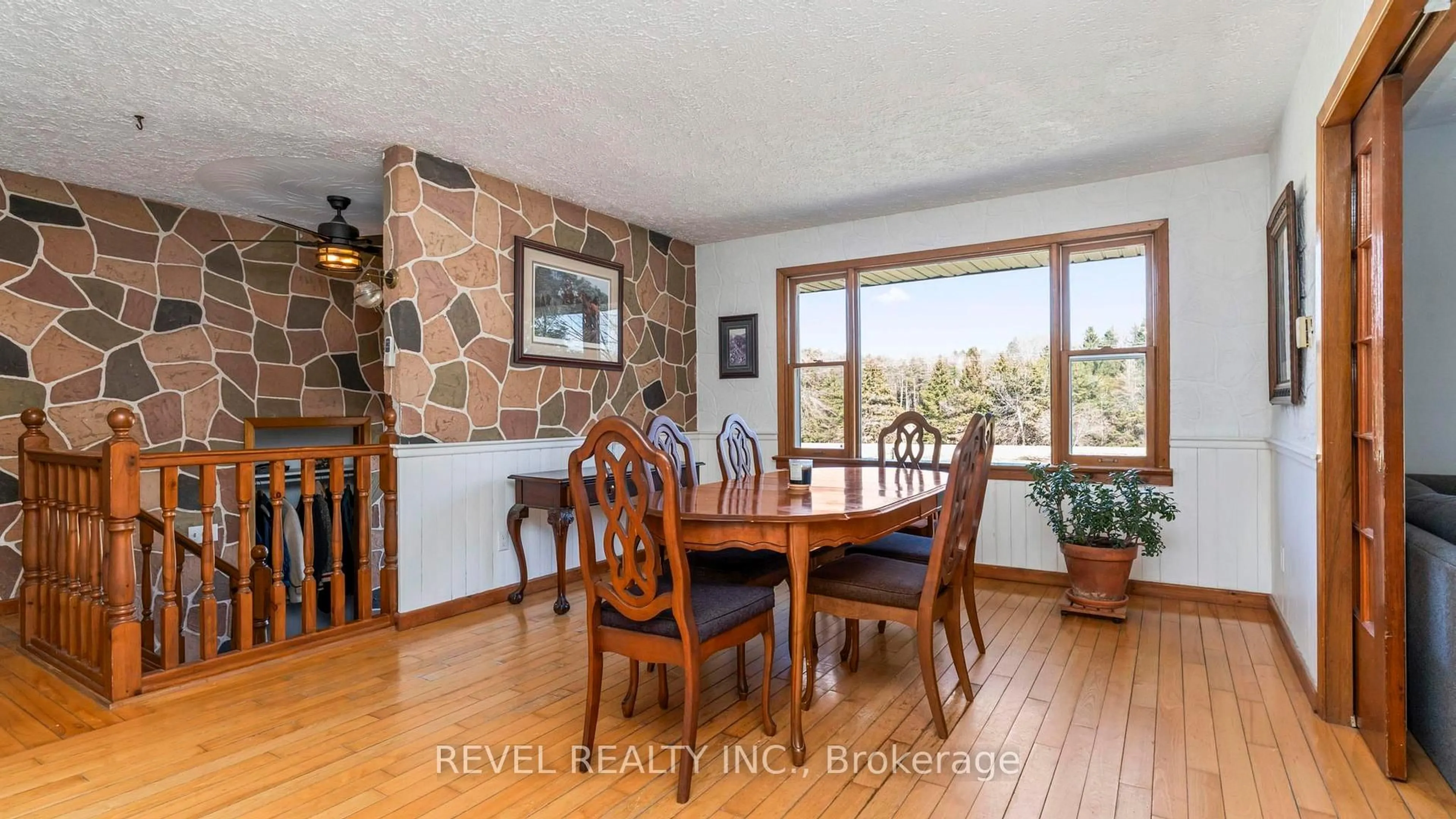 Dining room, wood/laminate floor for 20875 Cherryhill Rd, Thames Centre Ontario N0M 2M0