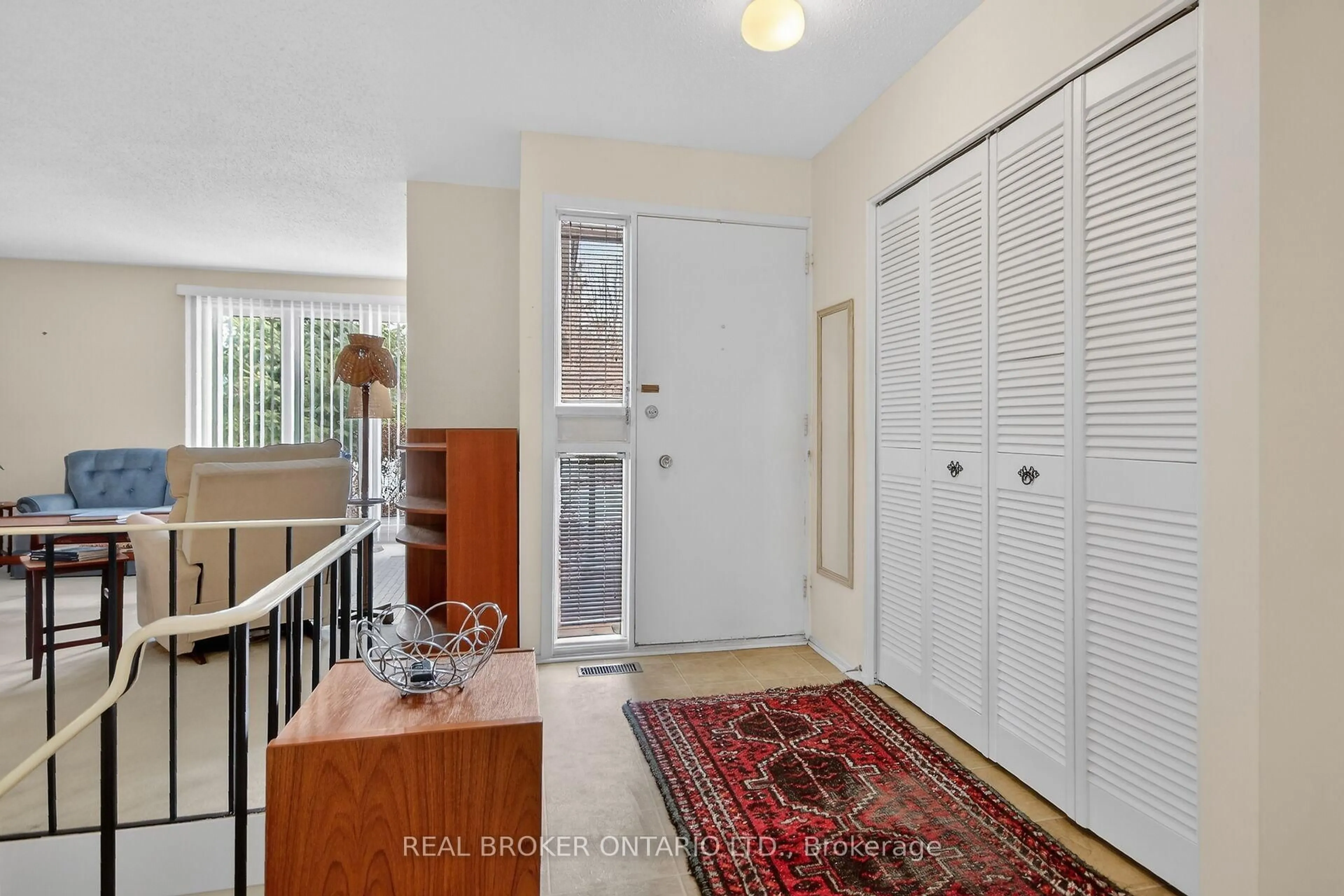 Indoor entryway for 10 Amundsen Cres, Ottawa Ontario K2L 1A7