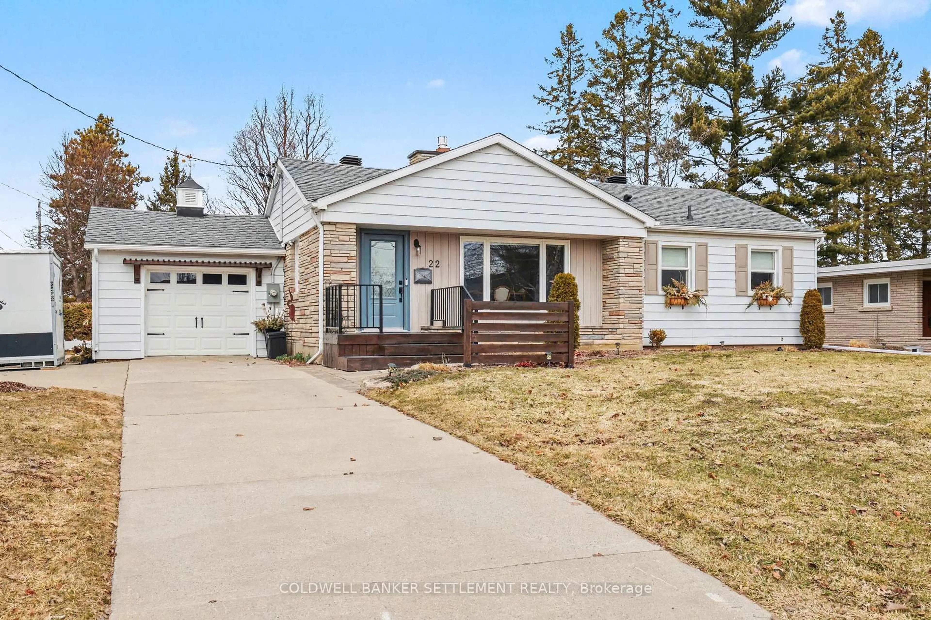 Home with vinyl exterior material, street for 22 Broadview Ave, Smiths Falls Ontario K7A 4K9