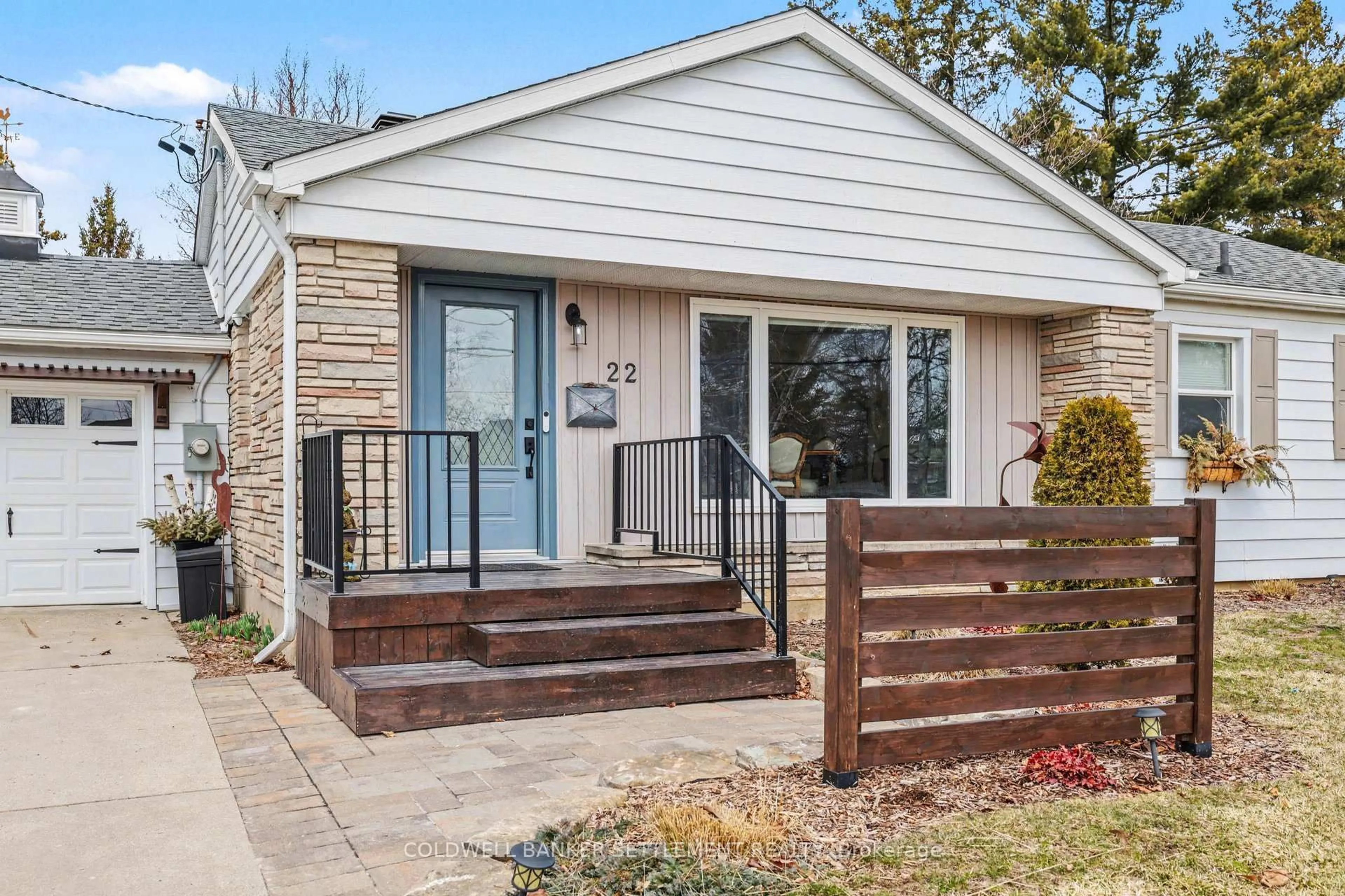 Home with vinyl exterior material, street for 22 Broadview Ave, Smiths Falls Ontario K7A 4K9