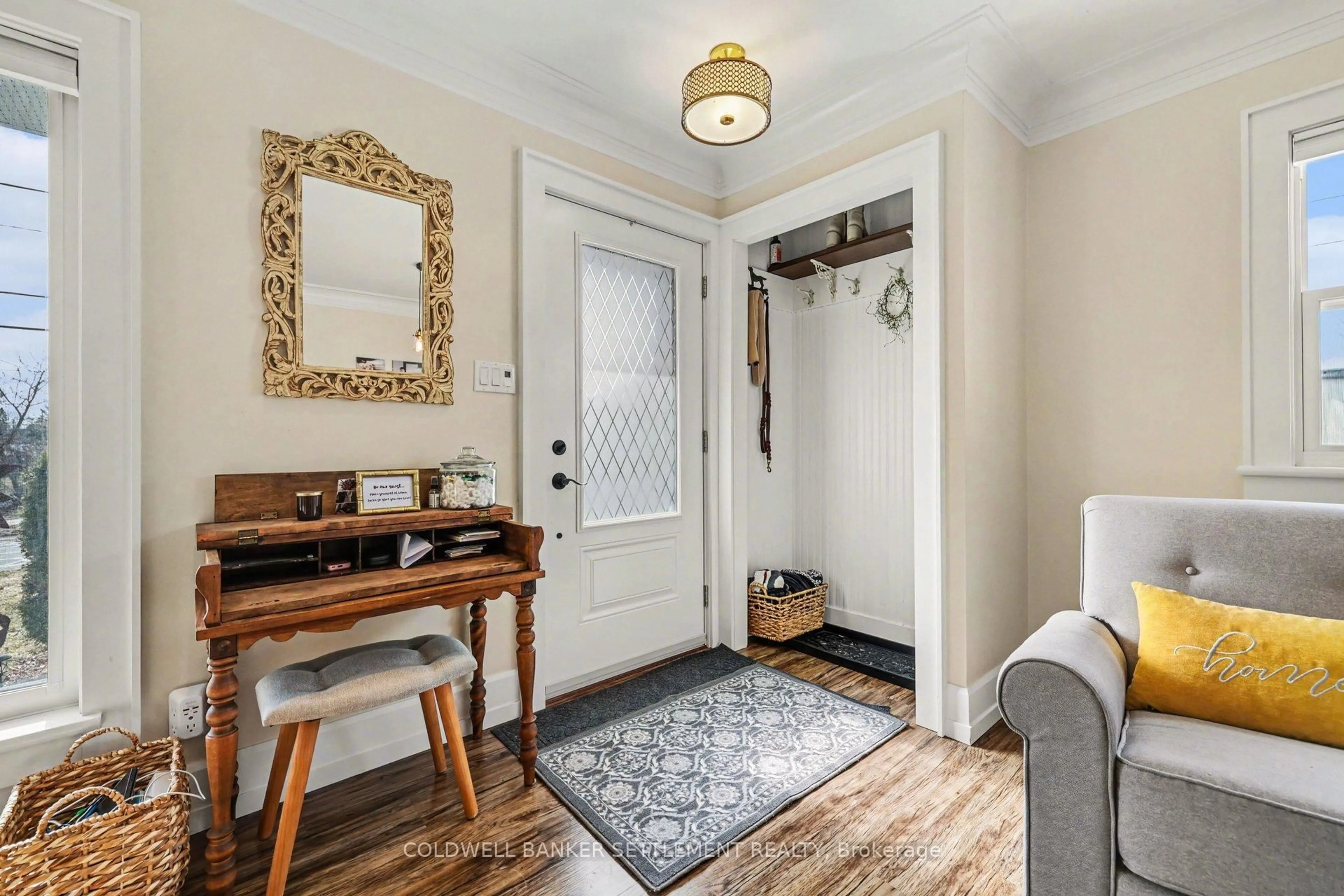 Indoor entryway for 22 Broadview Ave, Smiths Falls Ontario K7A 4K9