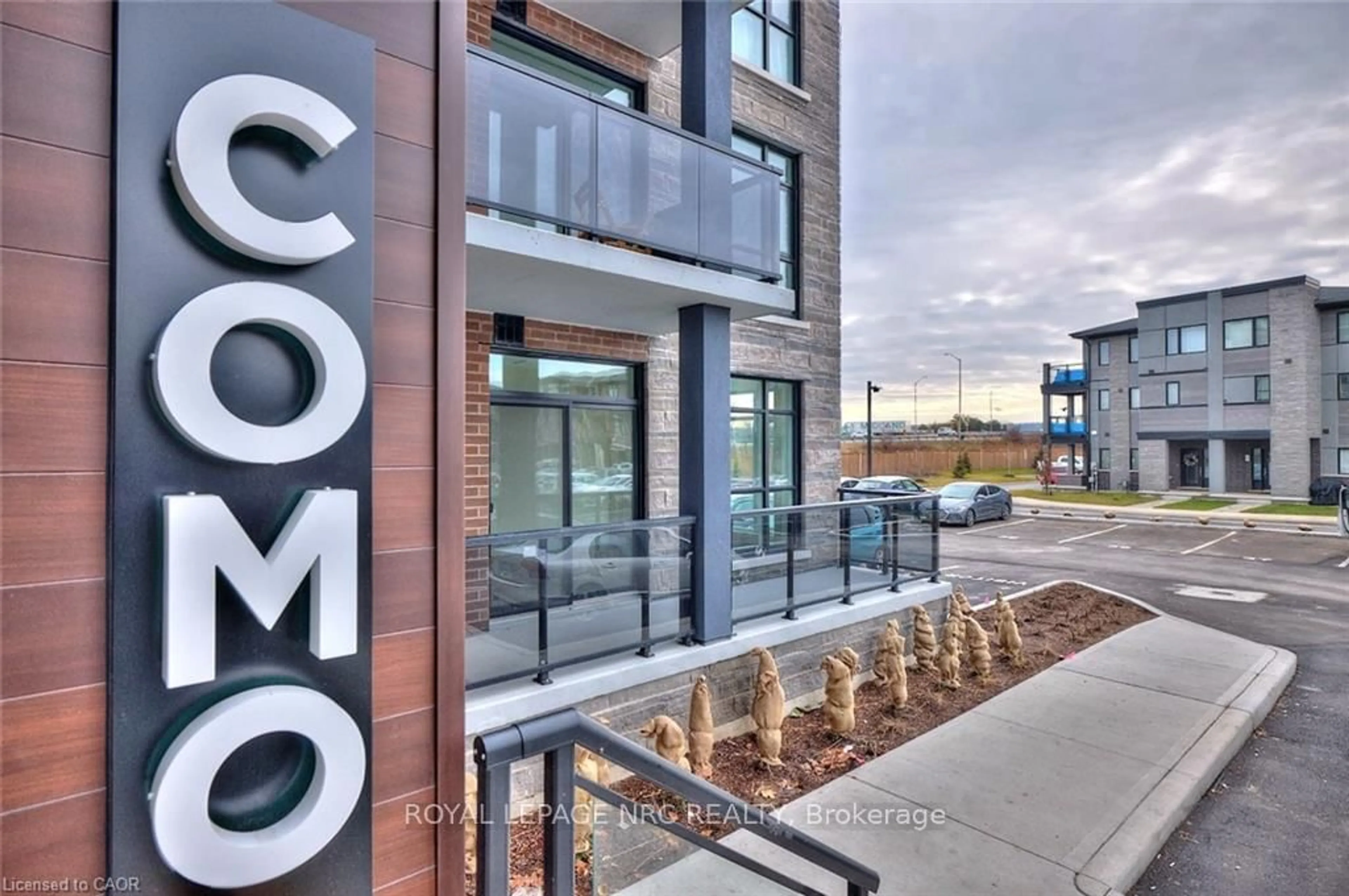 Patio, building for 600 North Service Rd #501, Hamilton Ontario L8E 5A7