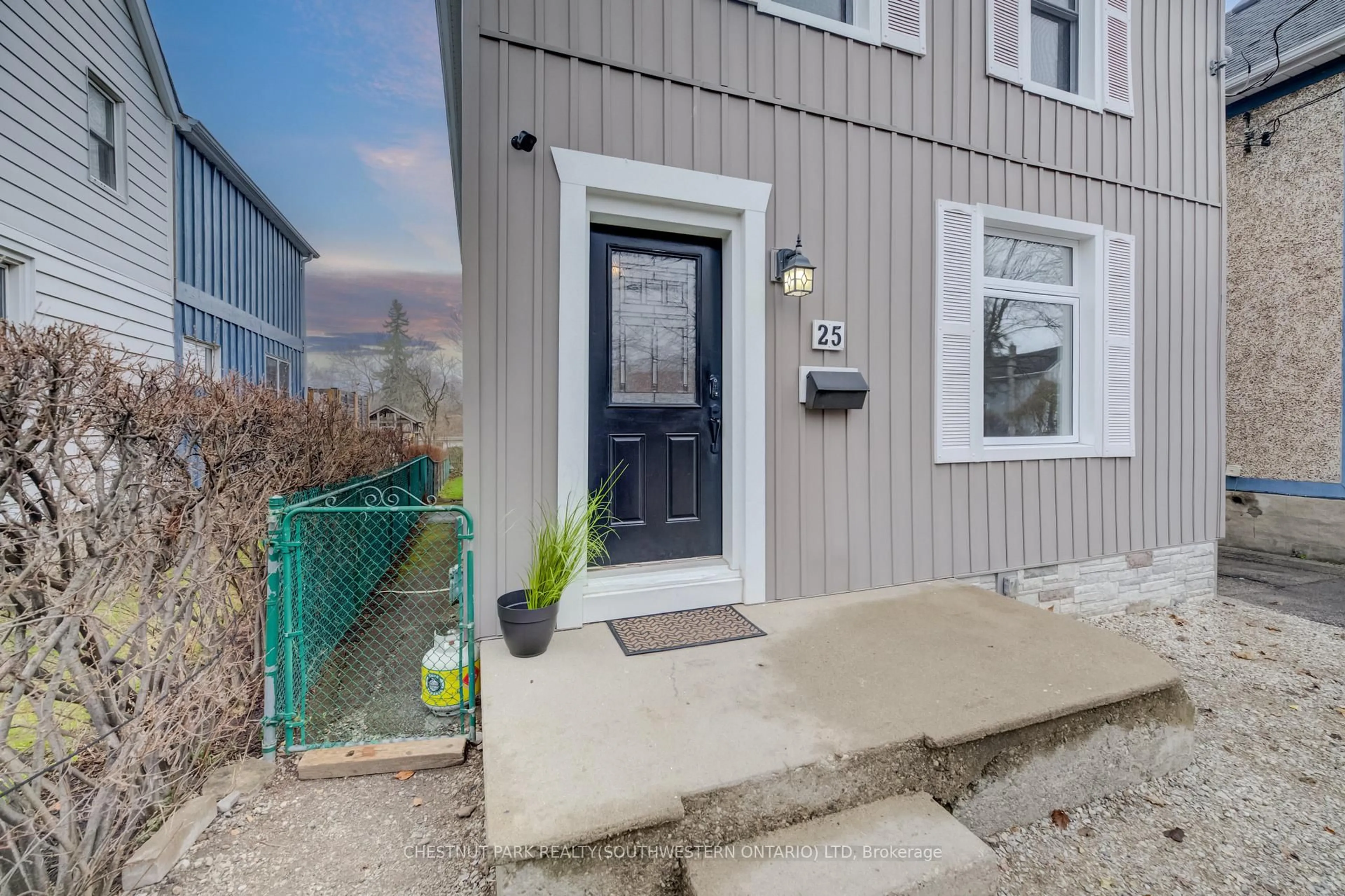 Unknown for 25 John St, Cambridge Ontario N1S 2V3