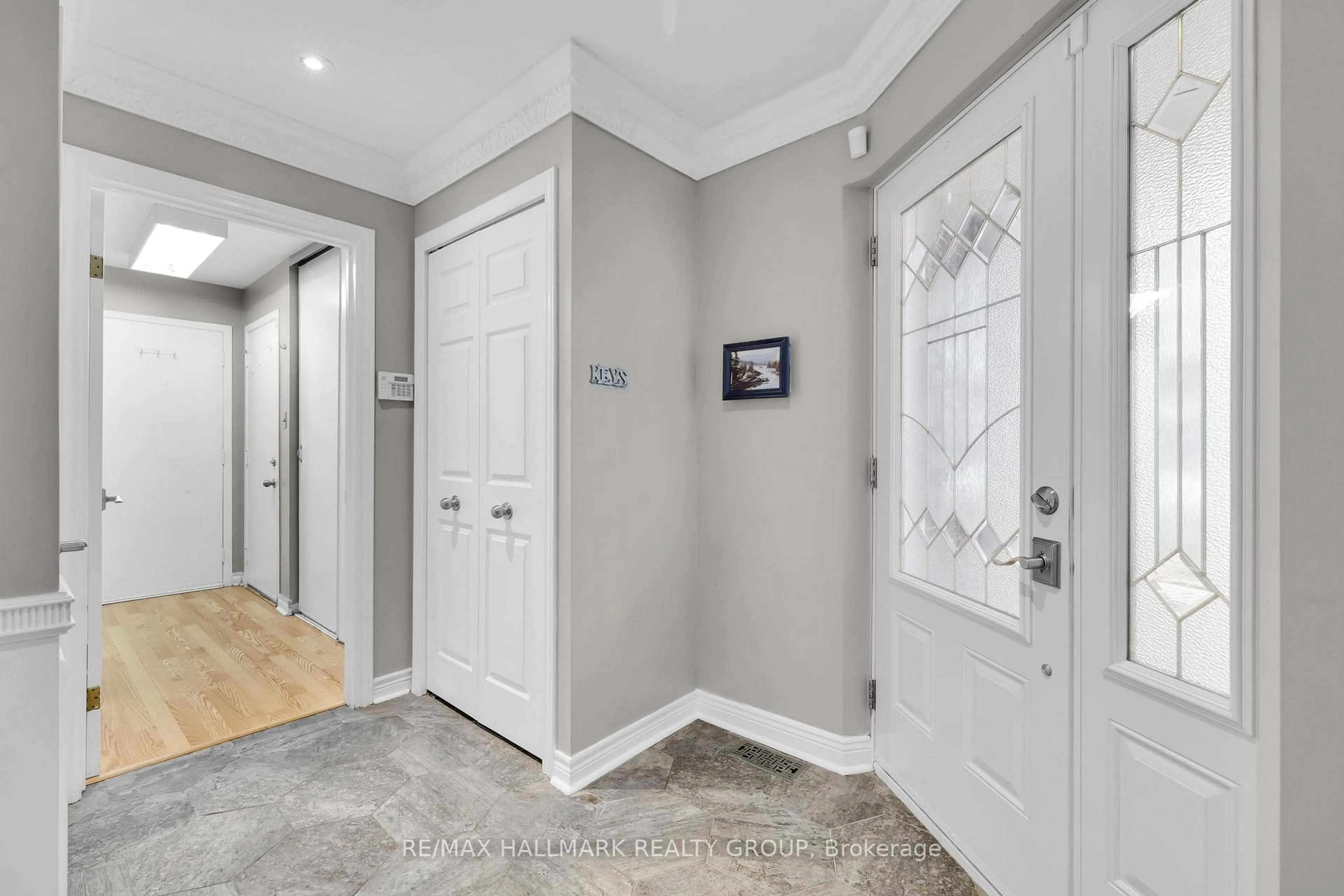 Indoor entryway for 5 Ellisson Way, Ottawa Ontario K1G 4N9