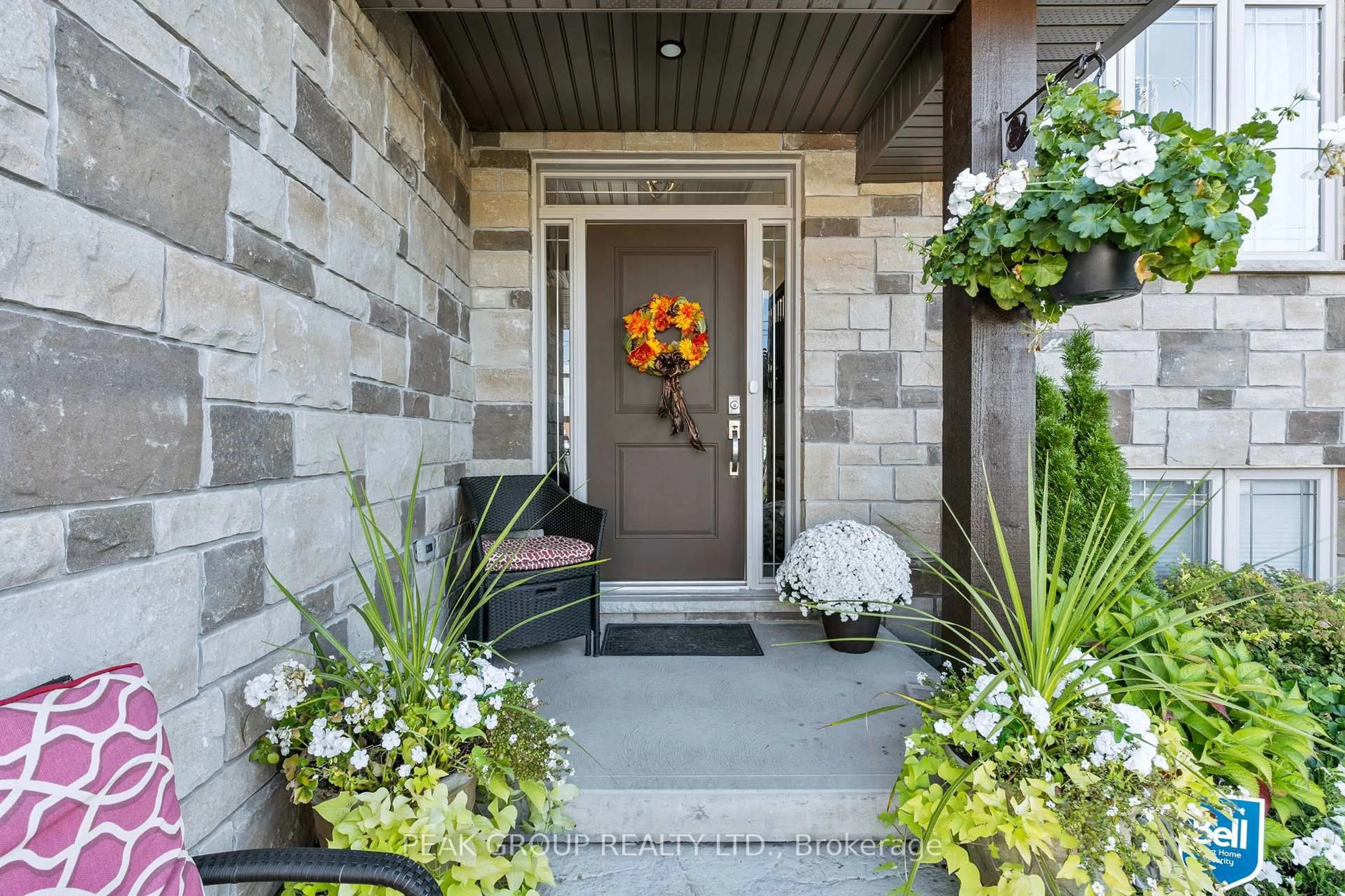 Indoor entryway for 398 AQUEDUCT St, Welland Ontario L3C 0H3