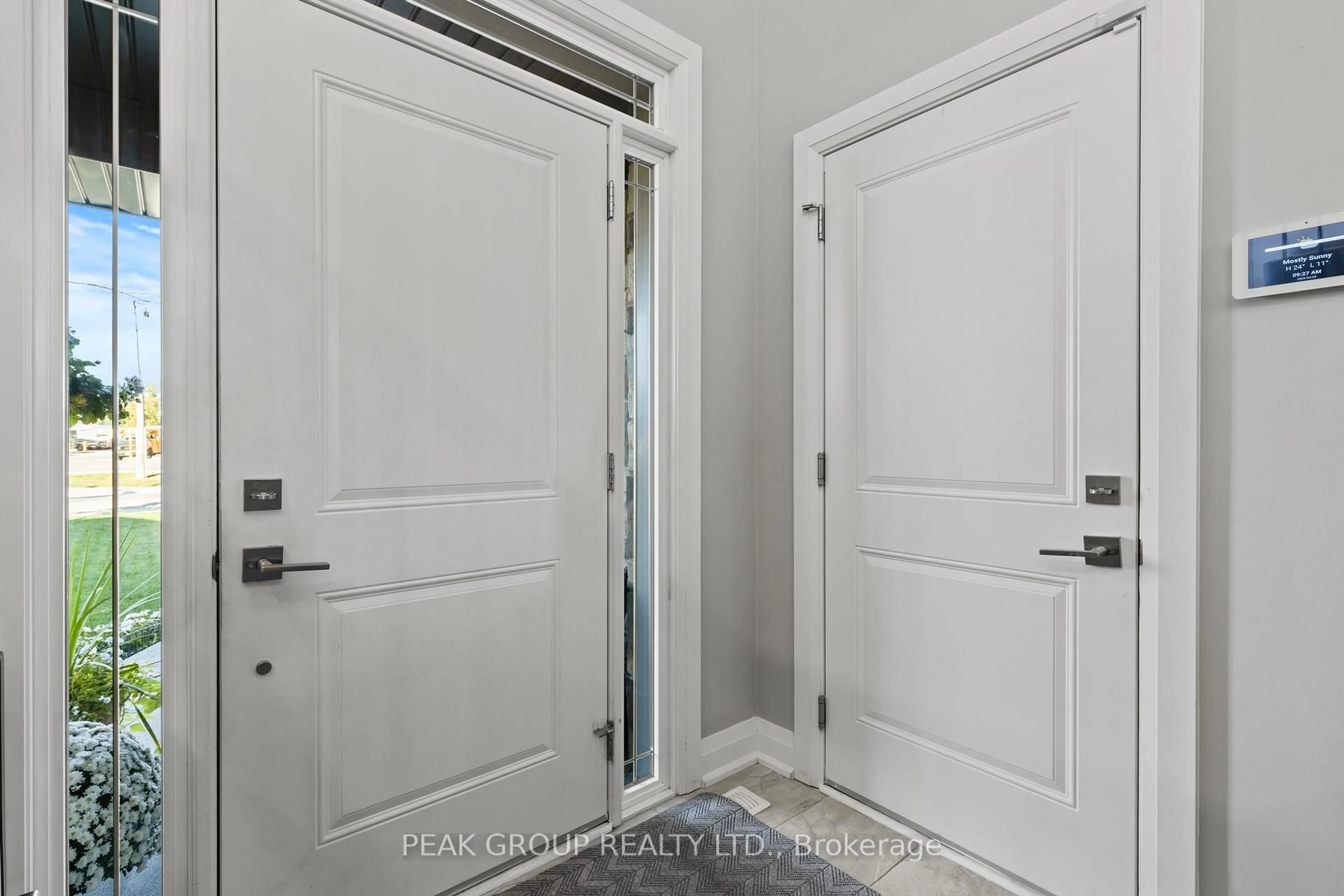 Indoor entryway for 398 AQUEDUCT St, Welland Ontario L3C 0H3