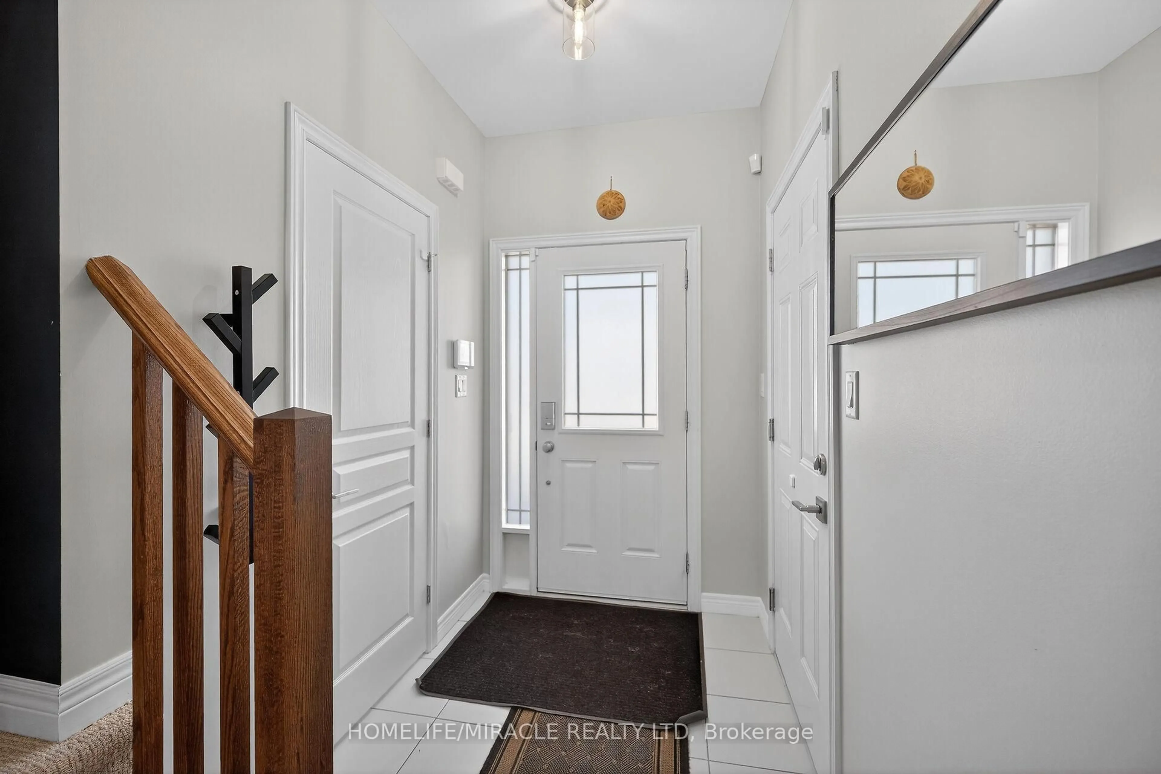 Indoor entryway for 149 Kinsman Dr, Hamilton Ontario L0R 1C0