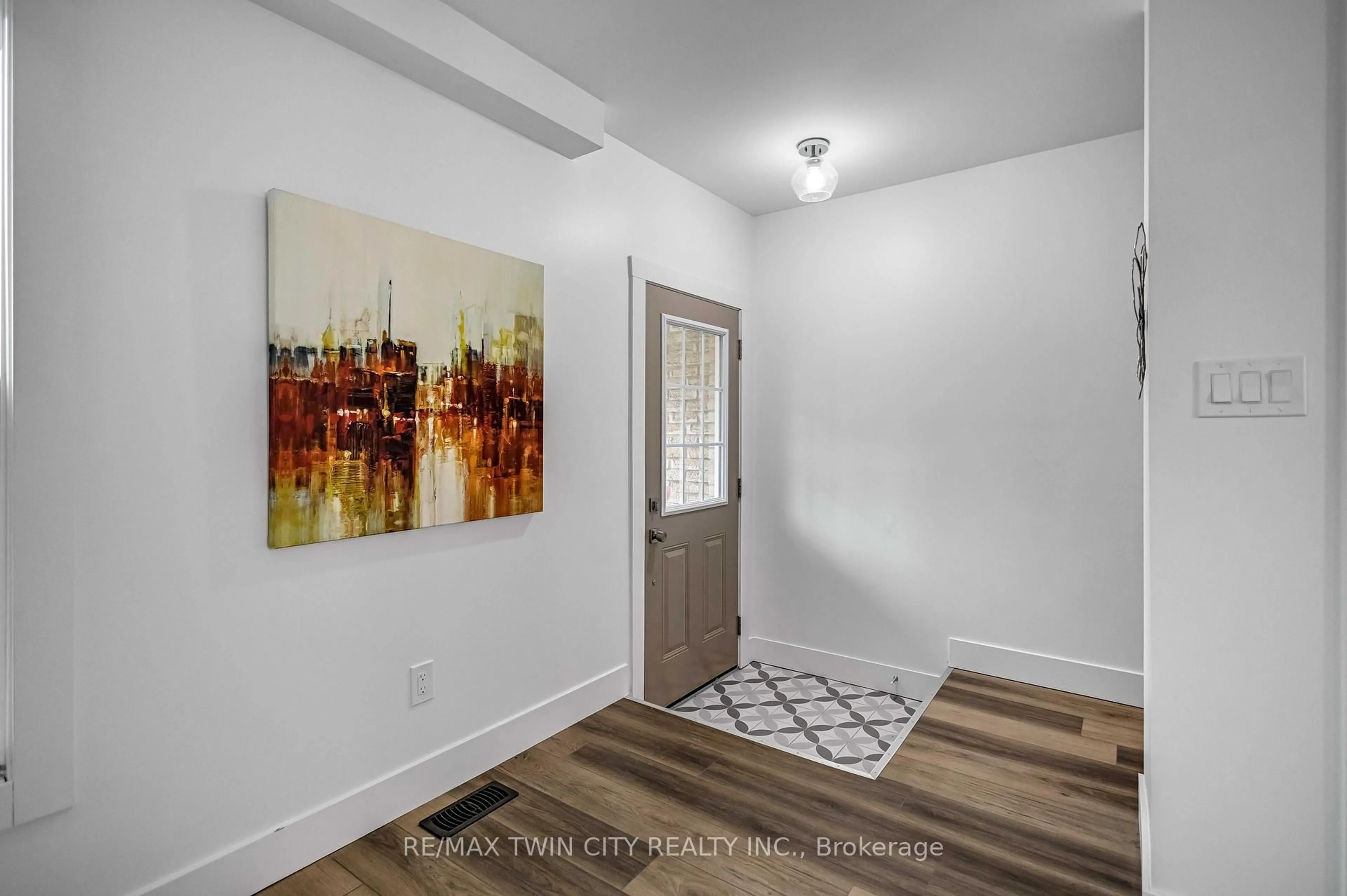 Indoor entryway for 34 Oakhill Dr #20B, Brantford Ontario N3T 1R1