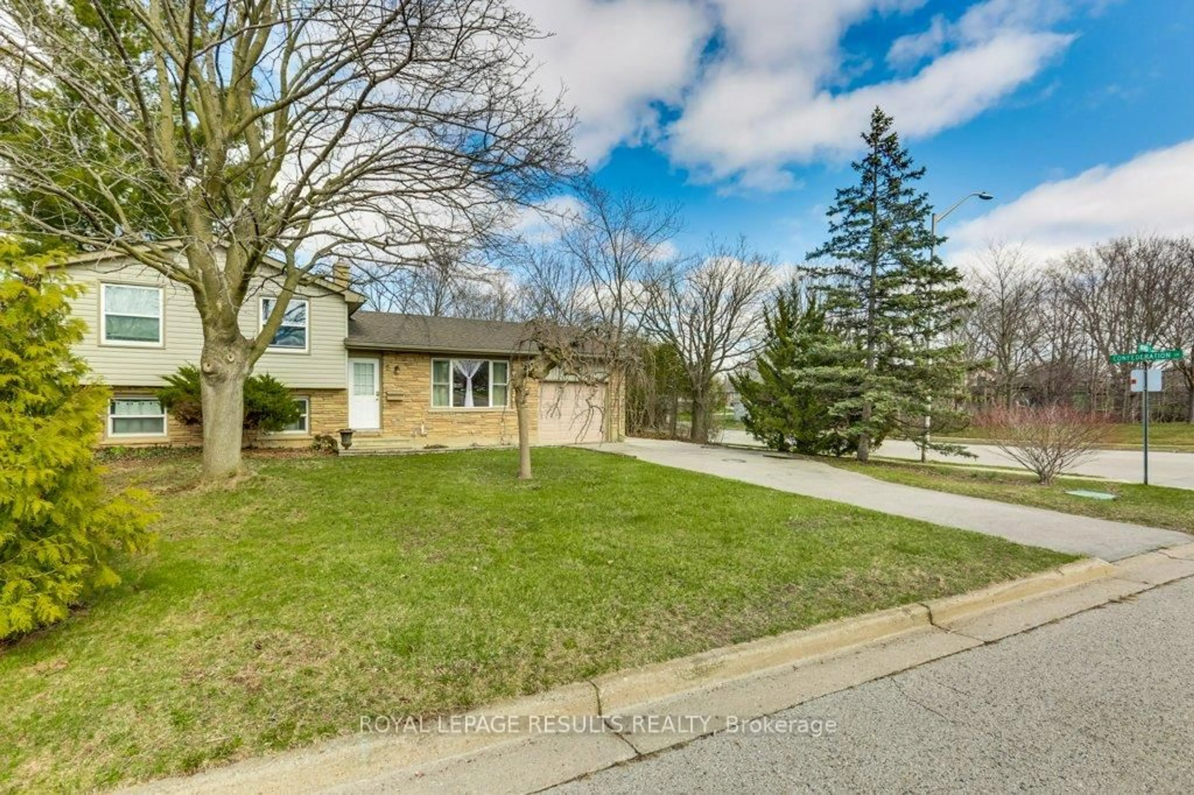 A pic from outside/outdoor area/front of a property/back of a property/a pic from drone, street for 2 Northwood Pl, St. Thomas Ontario N5P 2J4