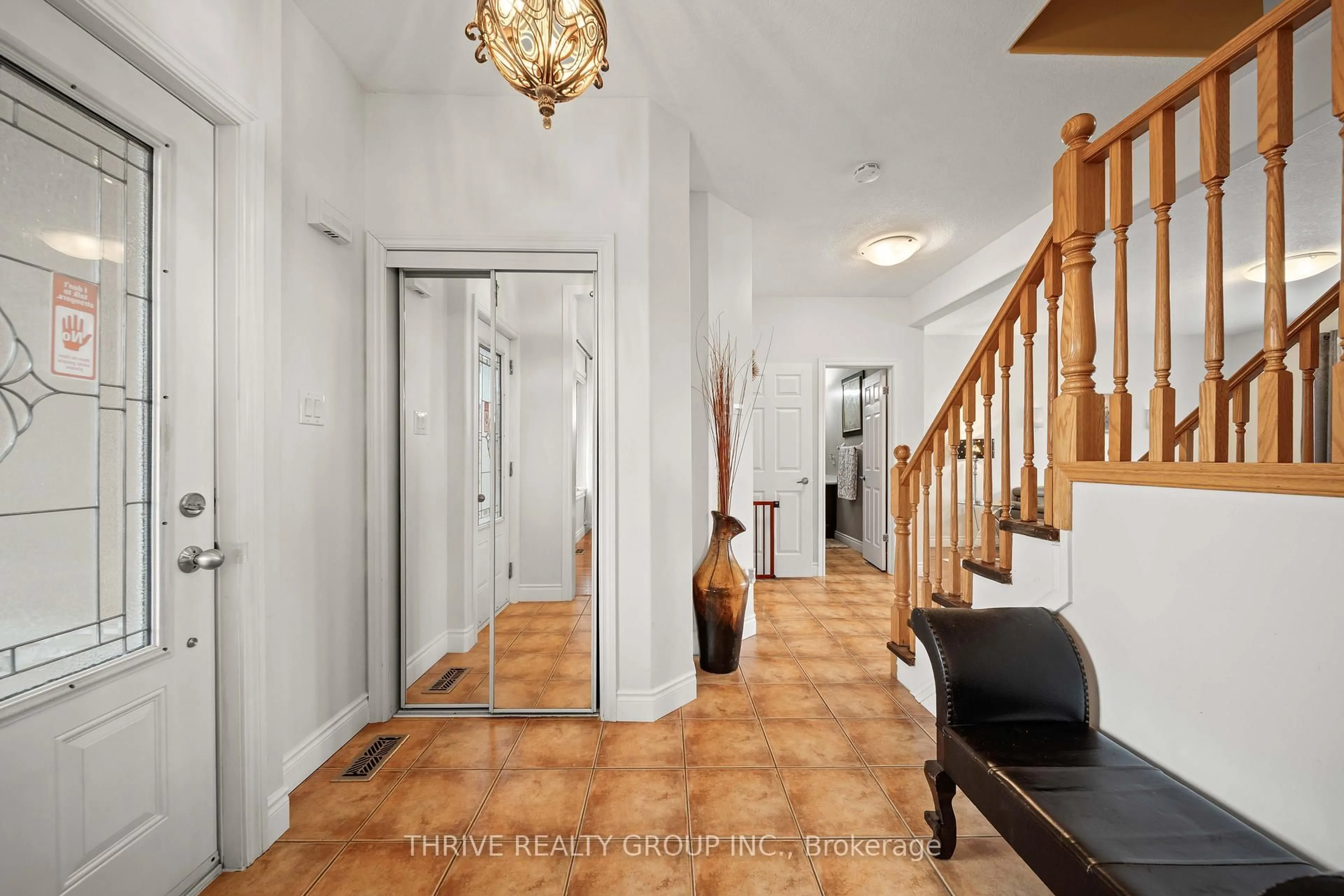 Indoor foyer for 1025 Cherryhaven Dr, London South Ontario N6K 5A6