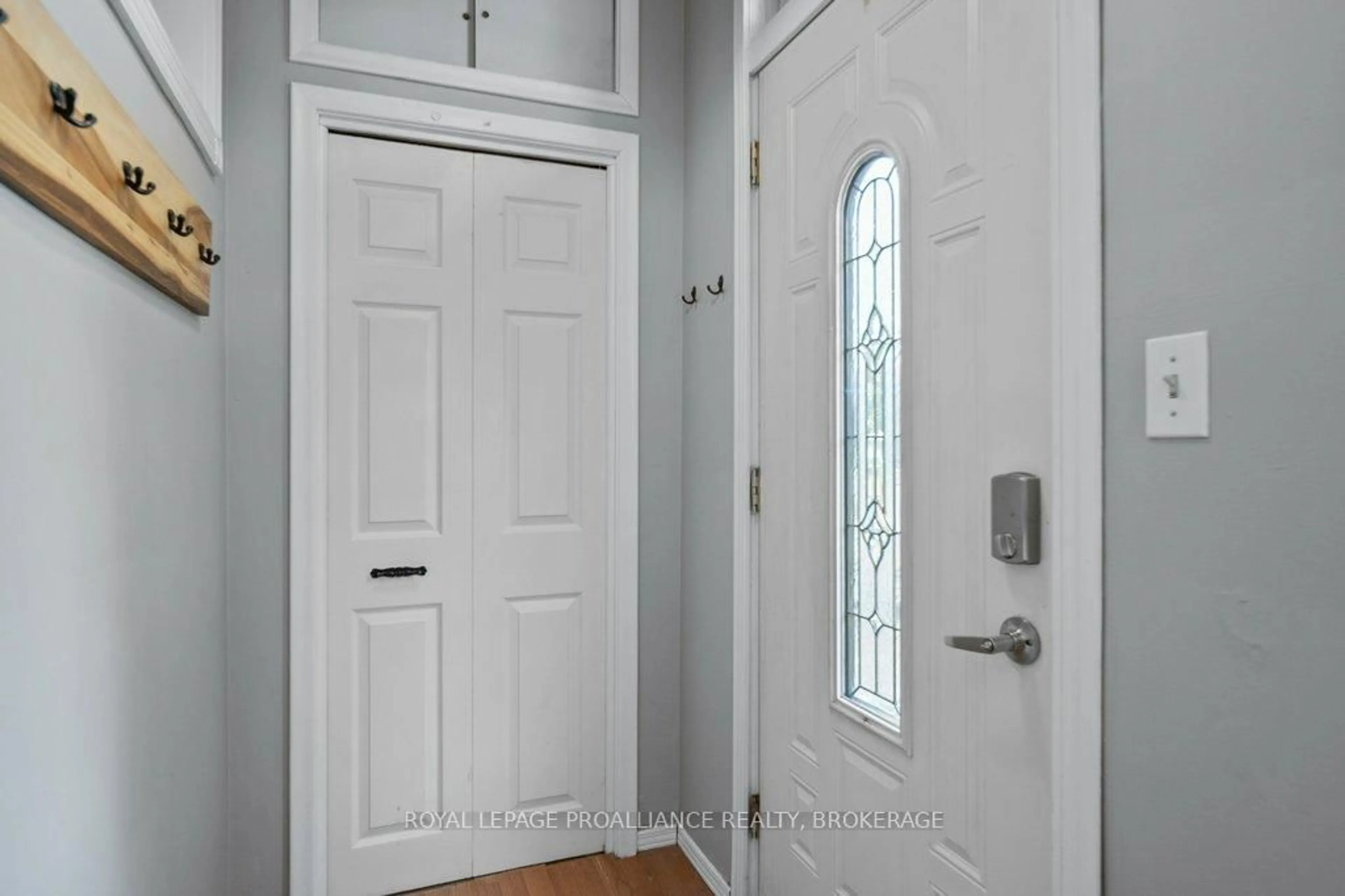 Indoor entryway for 590 Macdonnell St, Kingston Ontario K7K 4X1