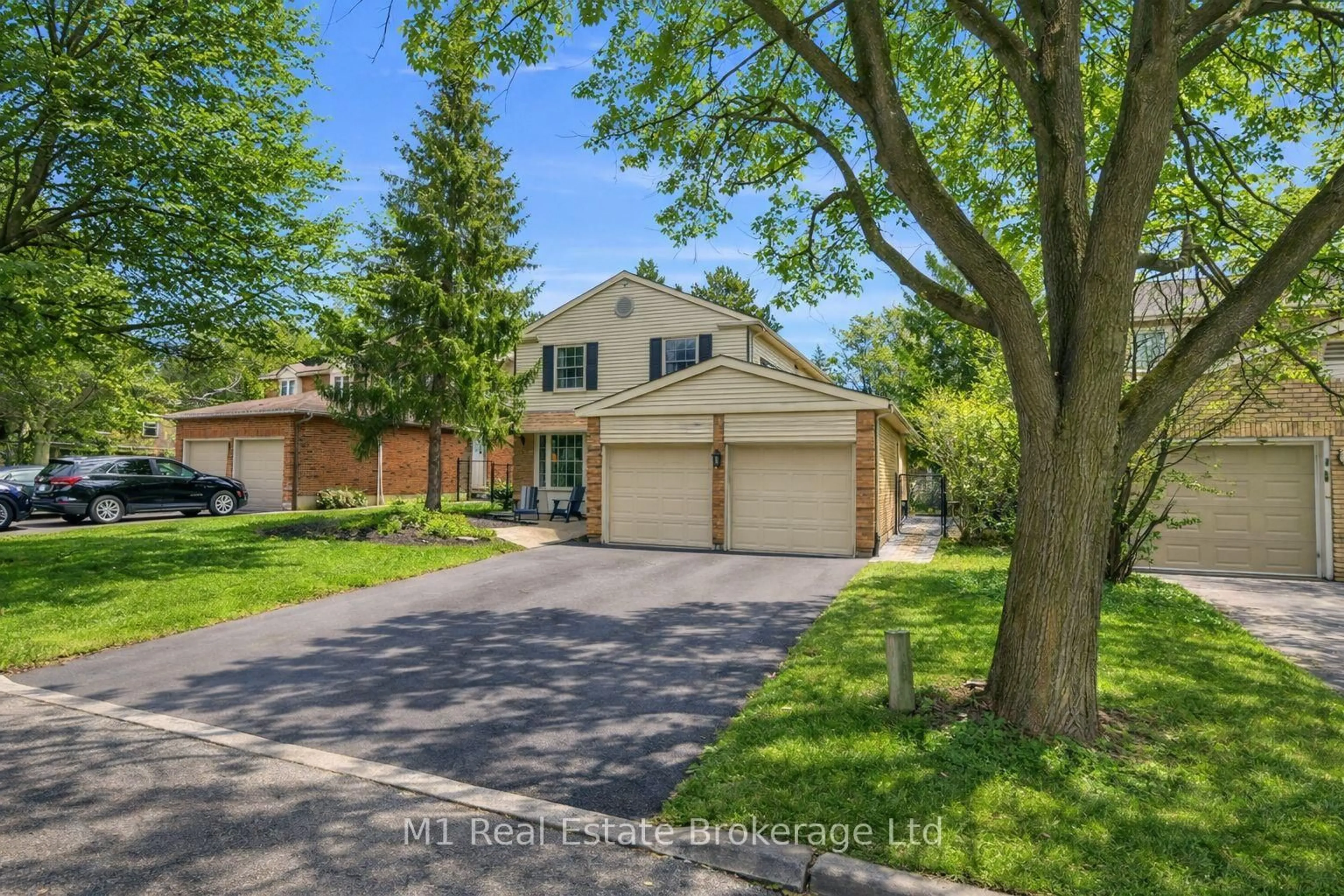A pic from outside/outdoor area/front of a property/back of a property/a pic from drone, street for 320 Tatlock Dr, Waterloo Ontario N2L 5Y5