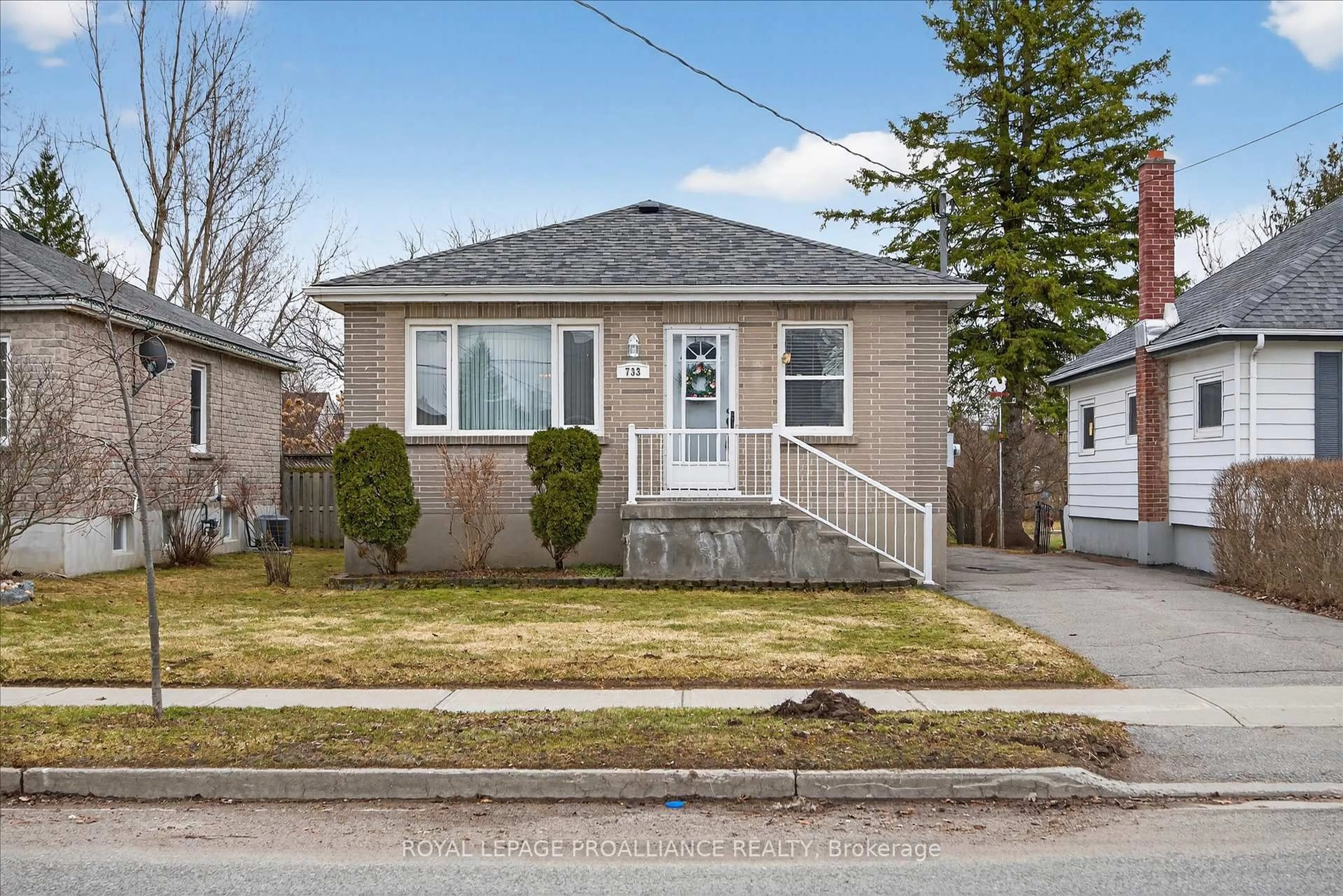 Home with brick exterior material, street for 733 Cameron St, Peterborough Ontario K9J 4A1