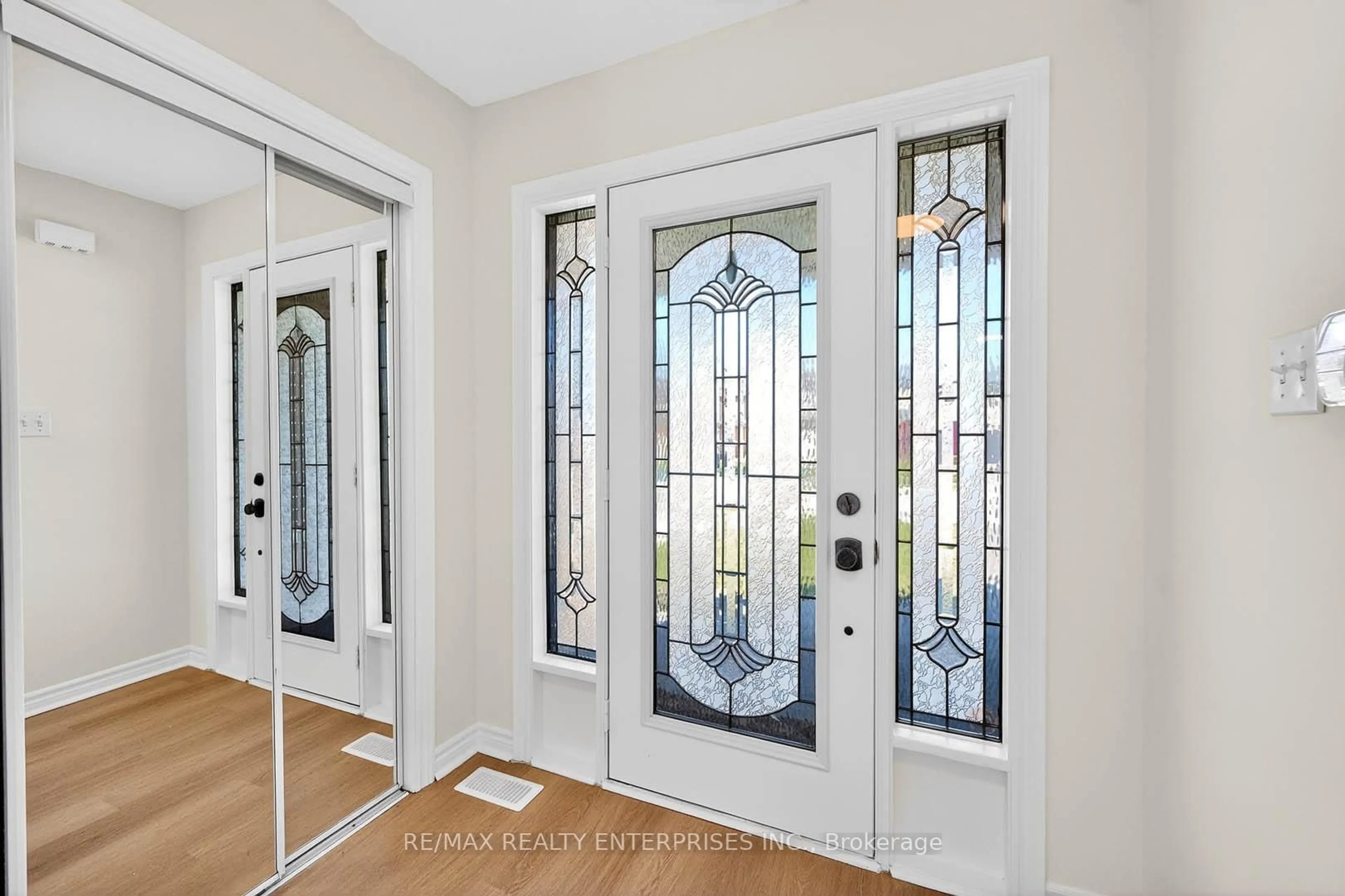 Indoor entryway for 19 Midanbury Way, Hamilton Ontario L0R 1W0