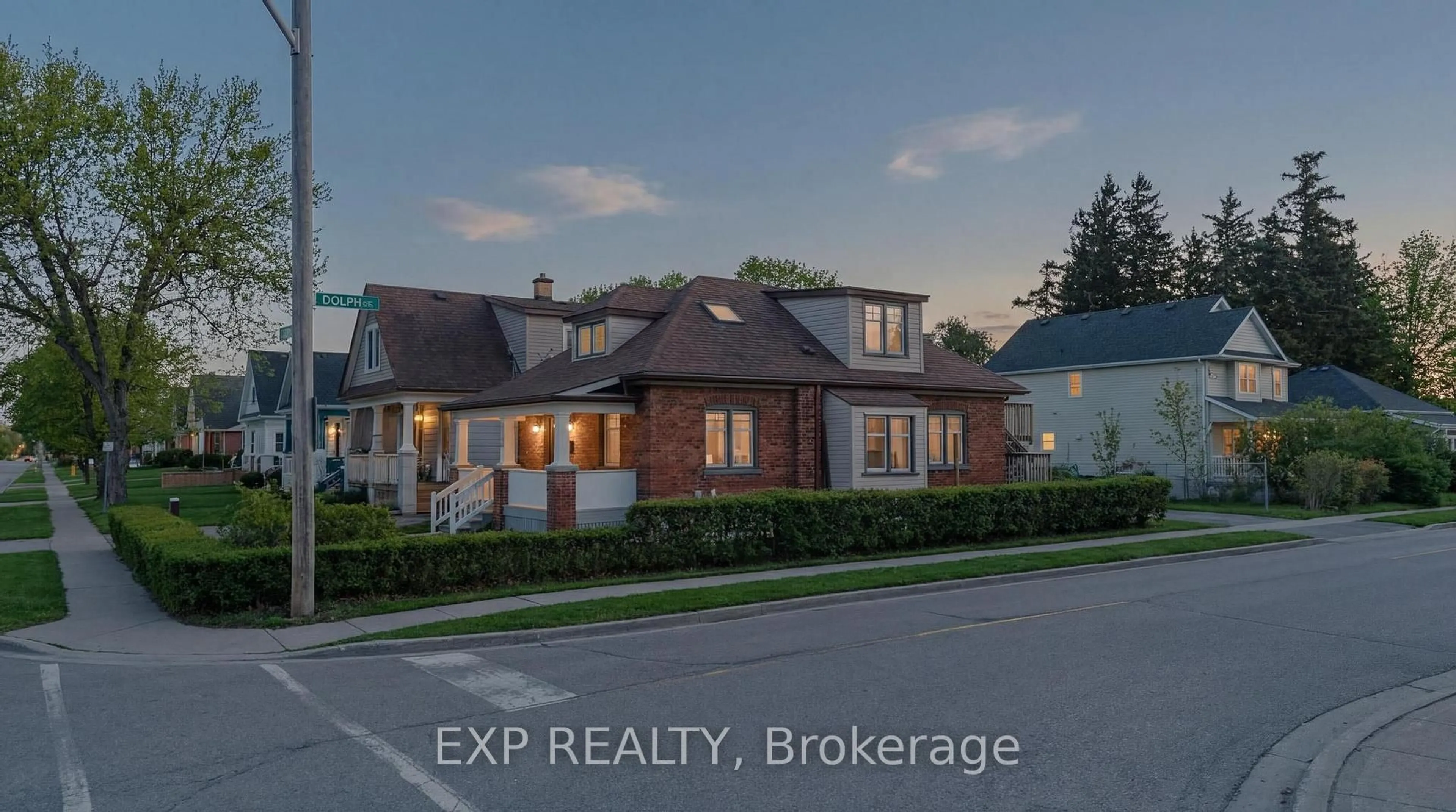 A pic from outside/outdoor area/front of a property/back of a property/a pic from drone, street for 999 Vine St, Cambridge Ontario N3H 2Z7