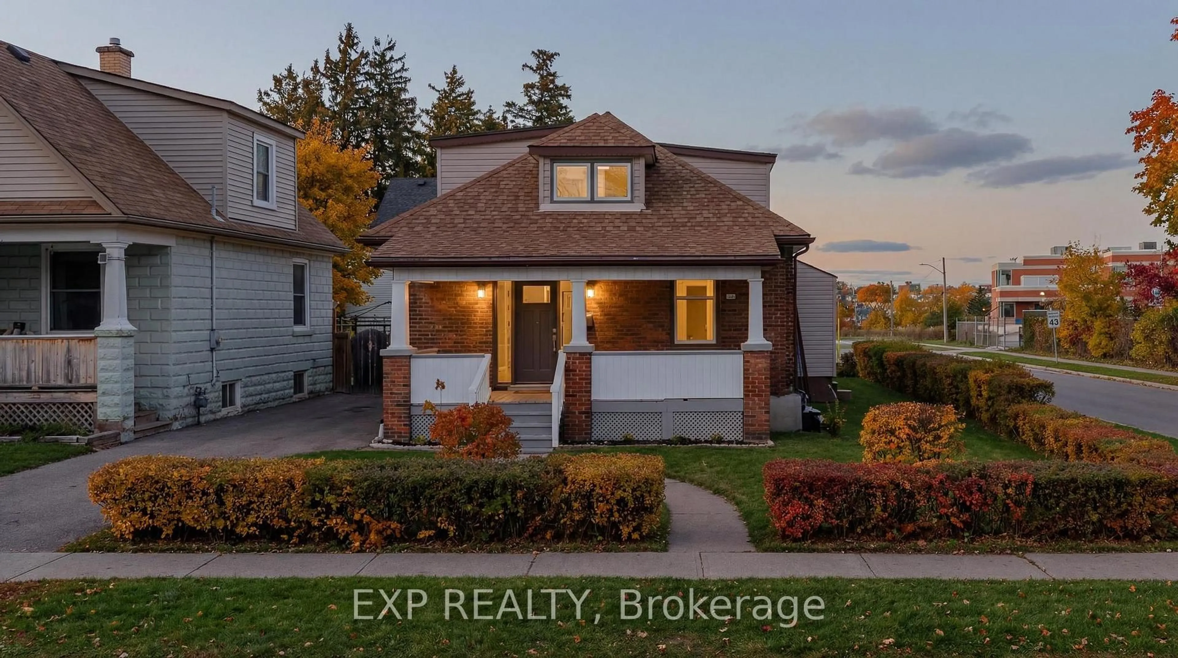 A pic from outside/outdoor area/front of a property/back of a property/a pic from drone, street for 999 Vine St, Cambridge Ontario N3H 2Z7