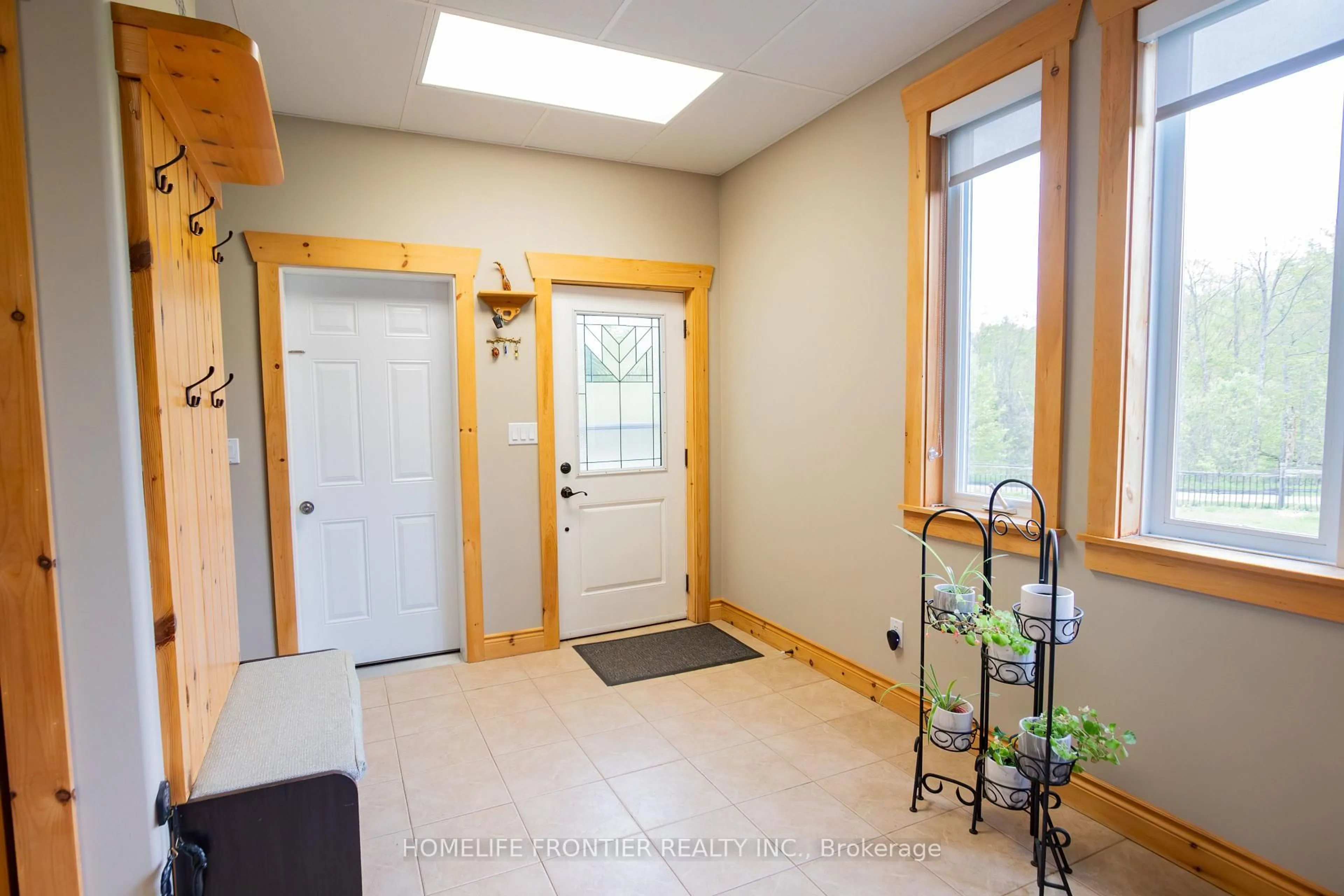 Indoor entryway for 1019 Silk Lane, Minden Hills Ontario K0M 2K0