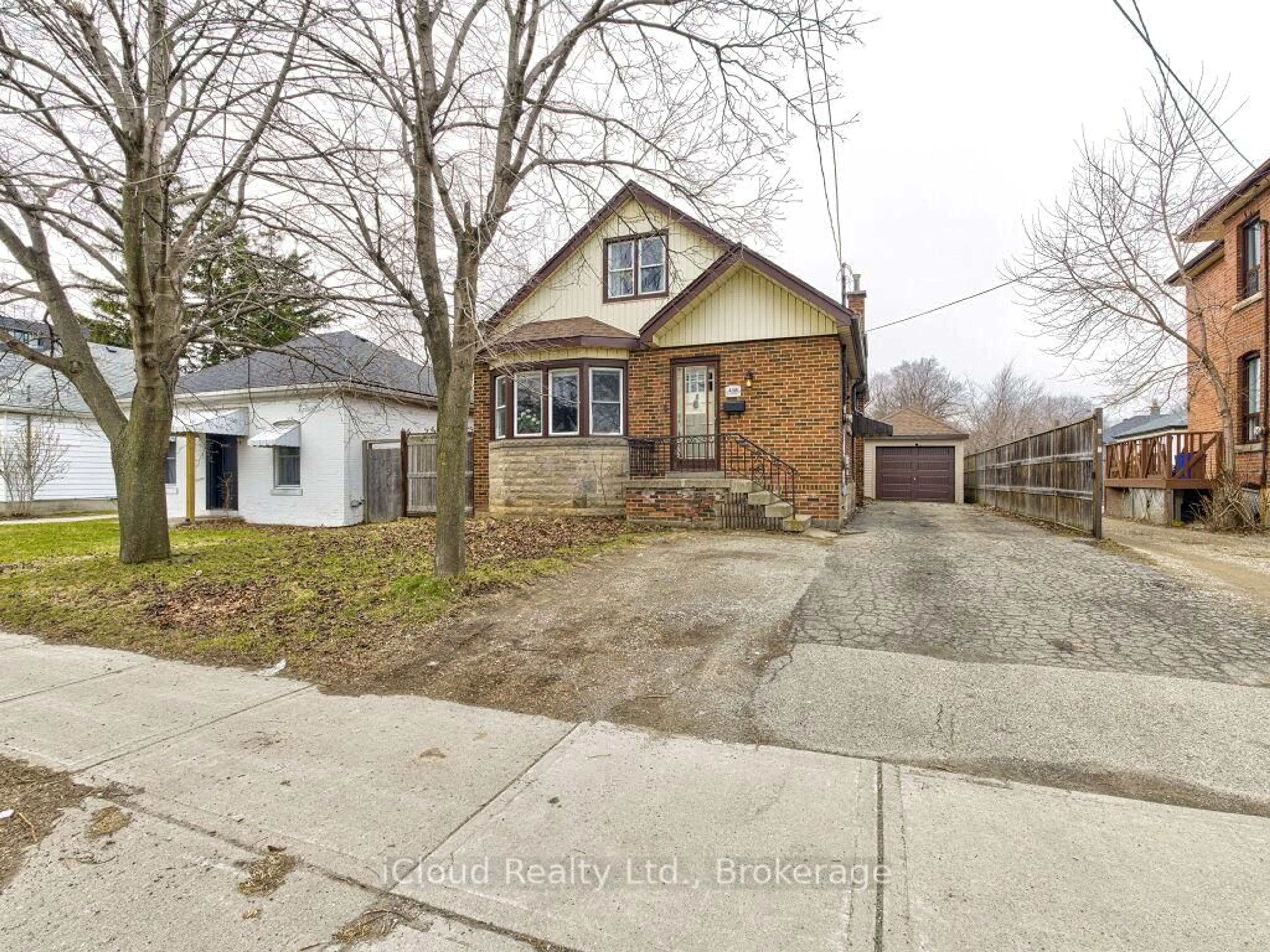 A pic from outside/outdoor area/front of a property/back of a property/a pic from drone, street for 458 Upper Wellington St, Hamilton Ontario L9A 3P4