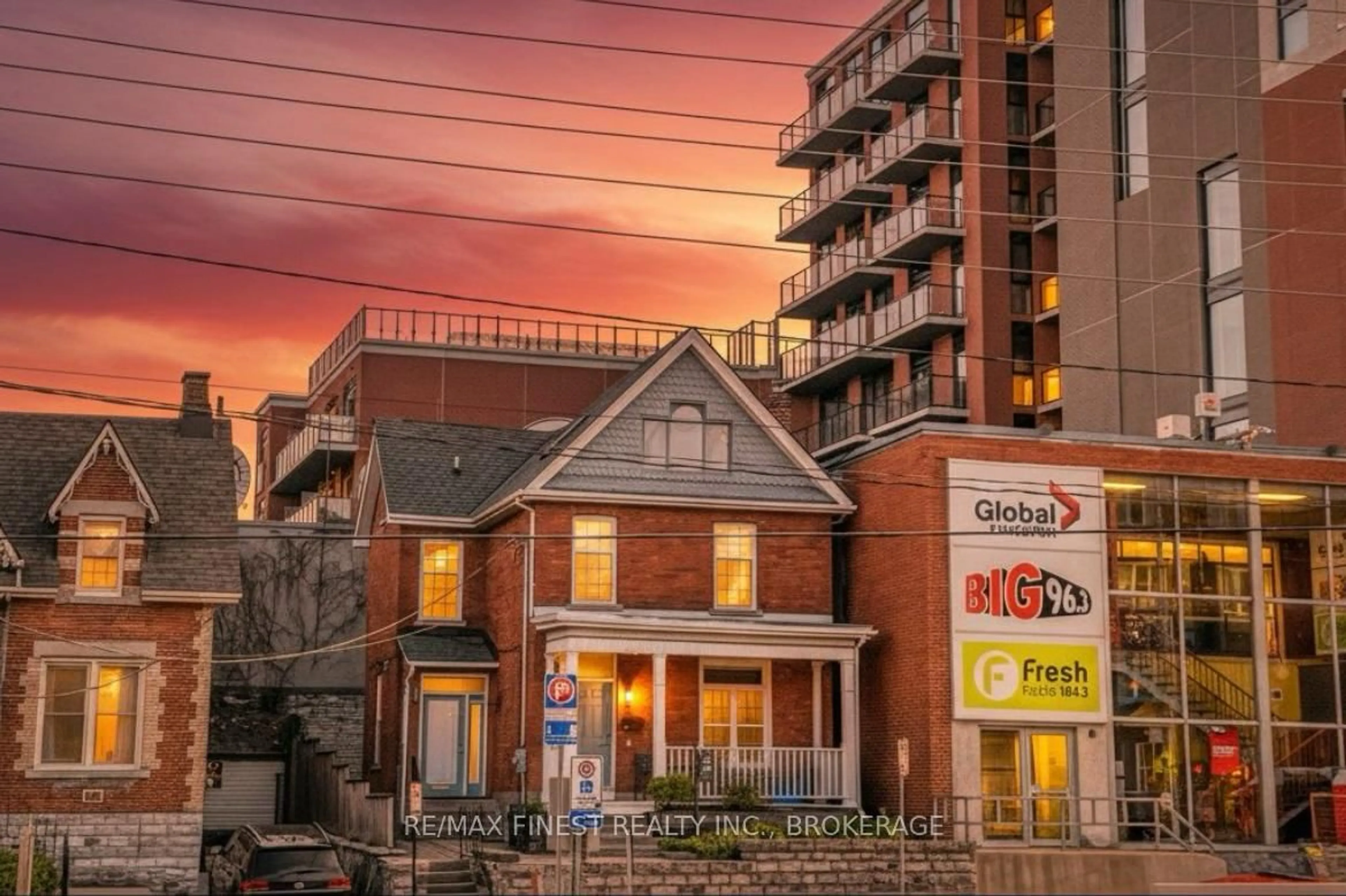 Patio, building for 166 Queen St, Kingston Ontario K7K 1B1