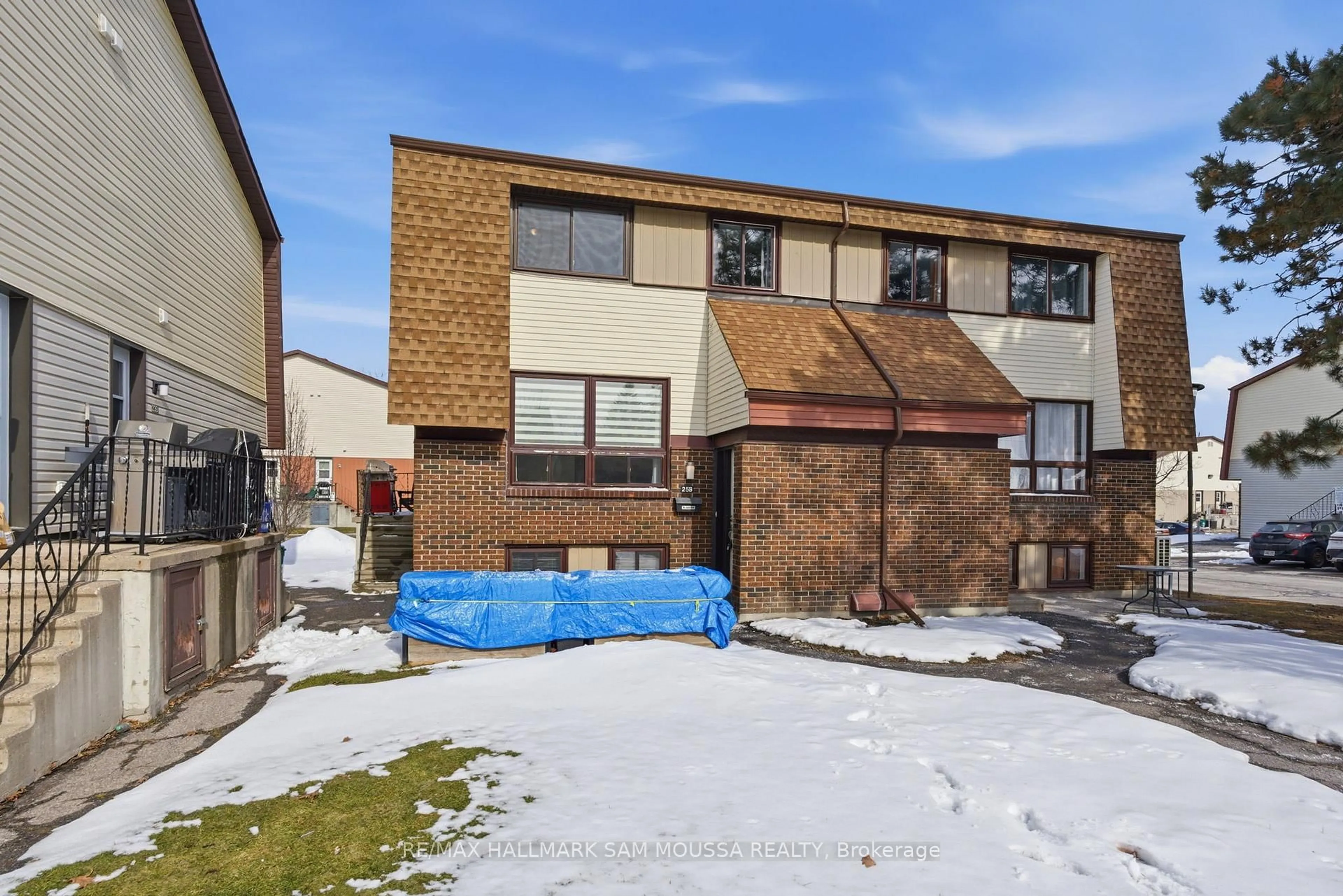 A pic from outside/outdoor area/front of a property/back of a property/a pic from drone, street for 25 Woodvale Green #B, Ottawa Ontario K2G 4H3
