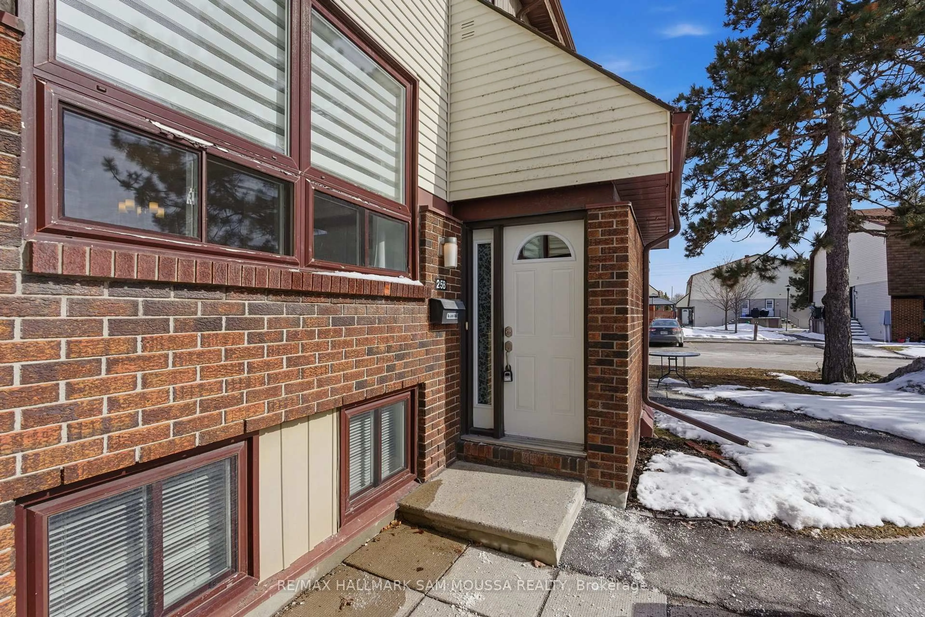 Unknown for 25 Woodvale Green #B, Ottawa Ontario K2G 4H3