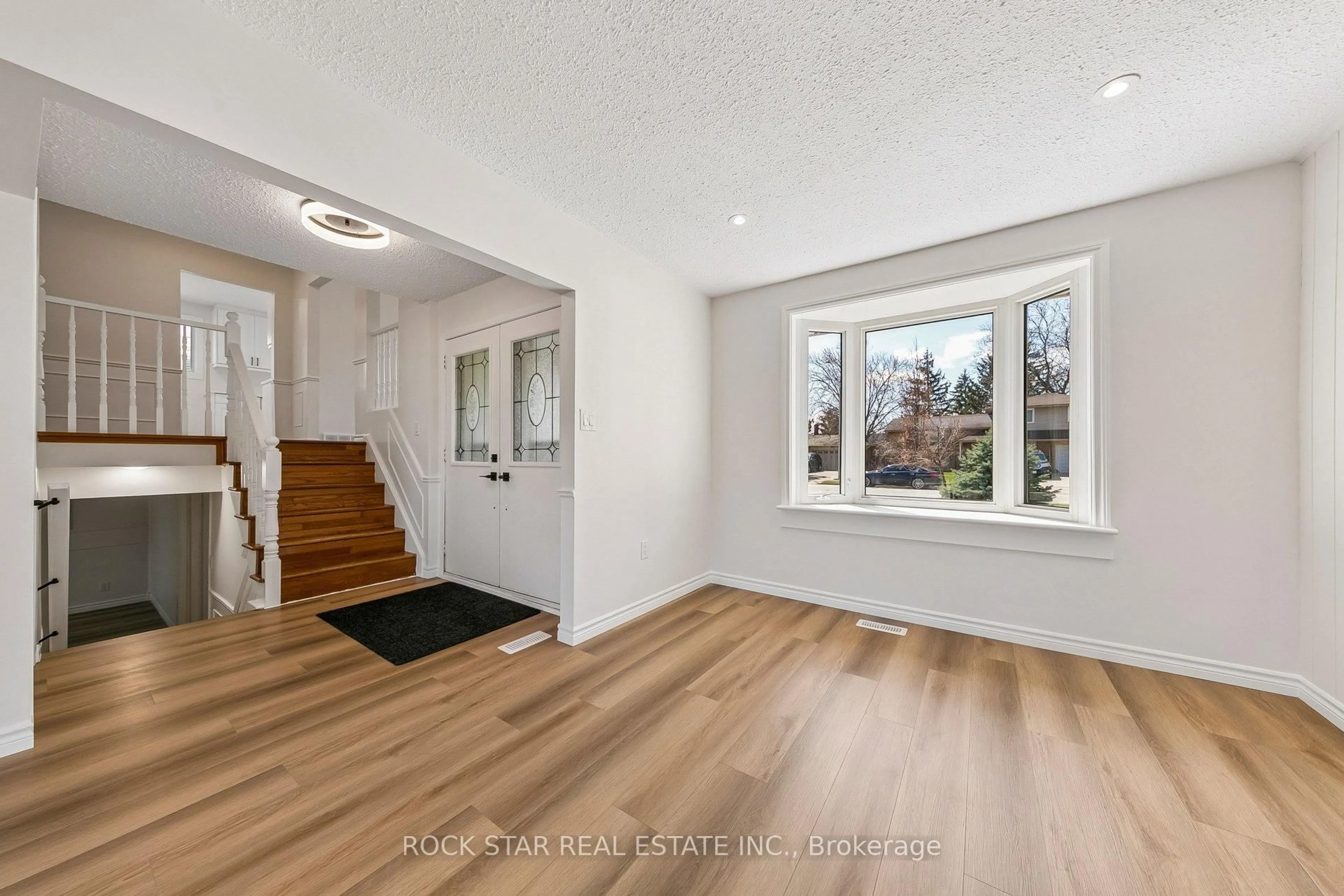 Indoor entryway for 32 Lynwood Dr, Hamilton Ontario L8E 3E9