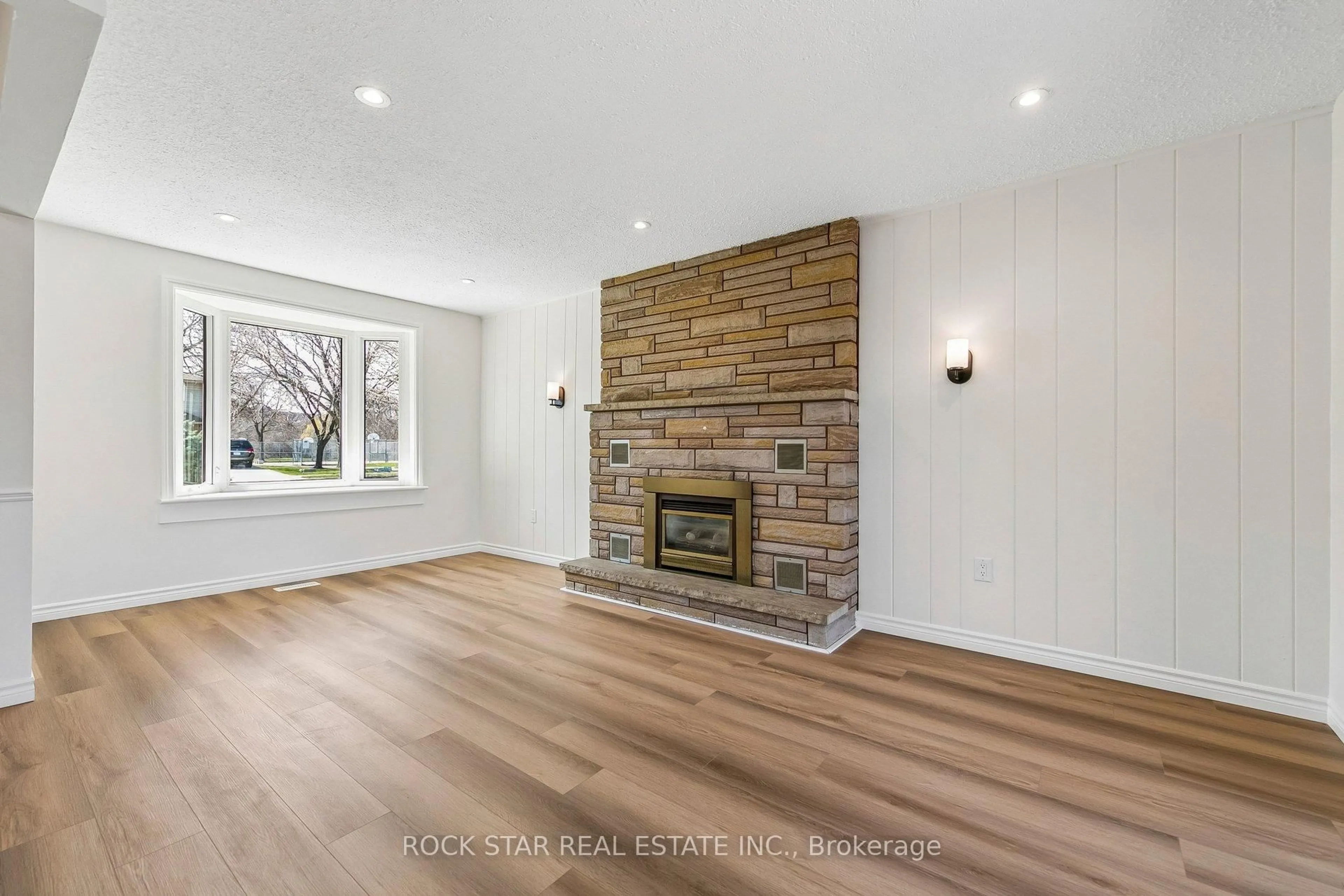 Living room with furniture, wood/laminate floor for 32 Lynwood Dr, Hamilton Ontario L8E 3E9