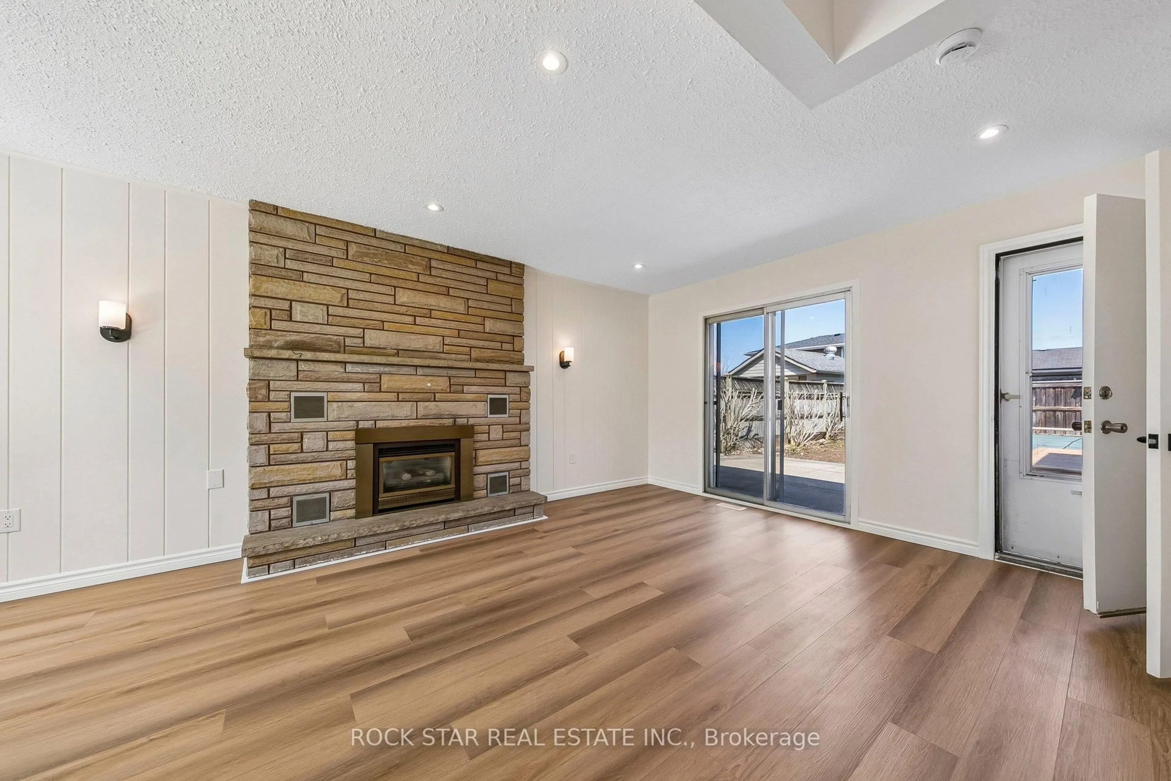 Unknown for 32 Lynwood Dr, Hamilton Ontario L8E 3E9