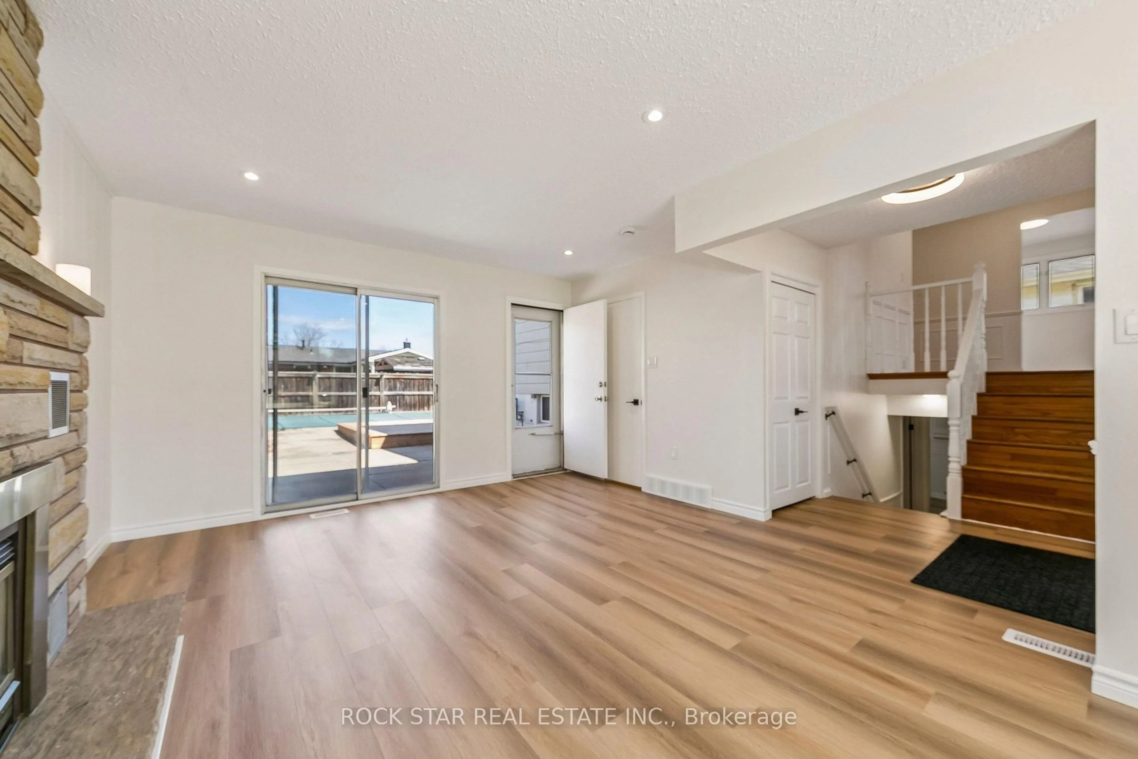 Unknown for 32 Lynwood Dr, Hamilton Ontario L8E 3E9