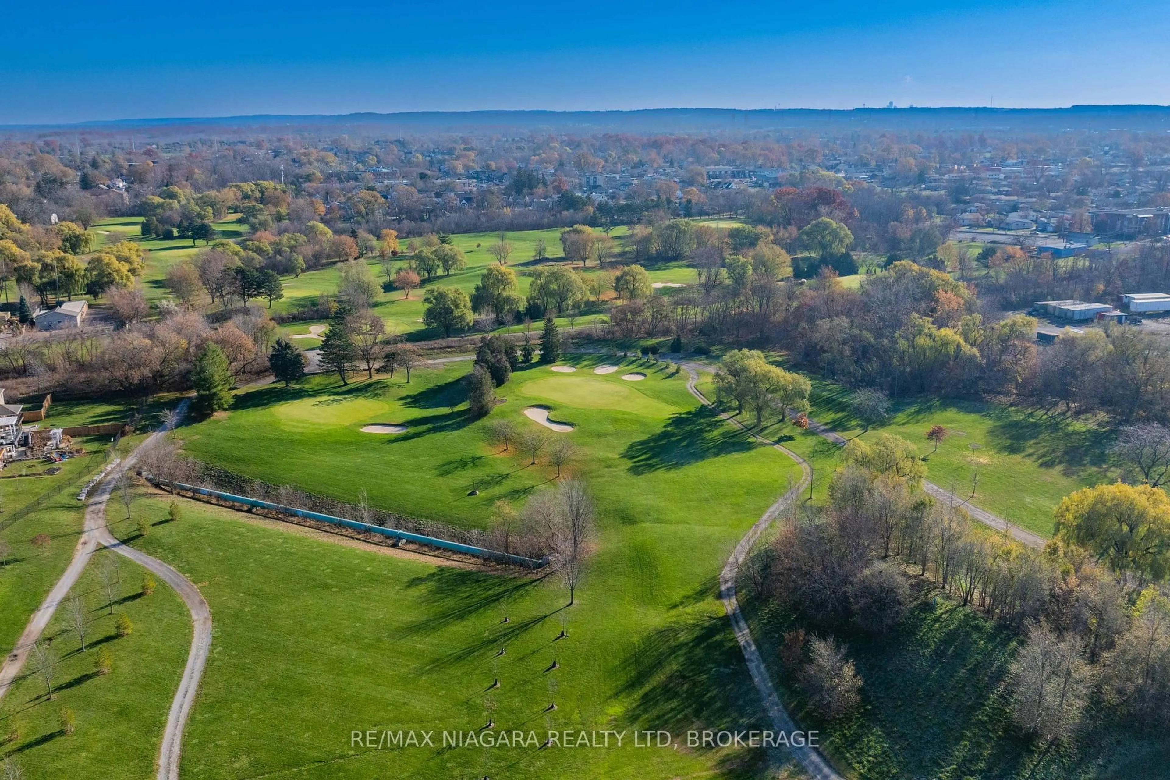 A pic from outside/outdoor area/front of a property/back of a property/a pic from drone, water/lake/river/ocean view for 26 RAVINE Rd, St. Catharines Ontario L2P 3A7