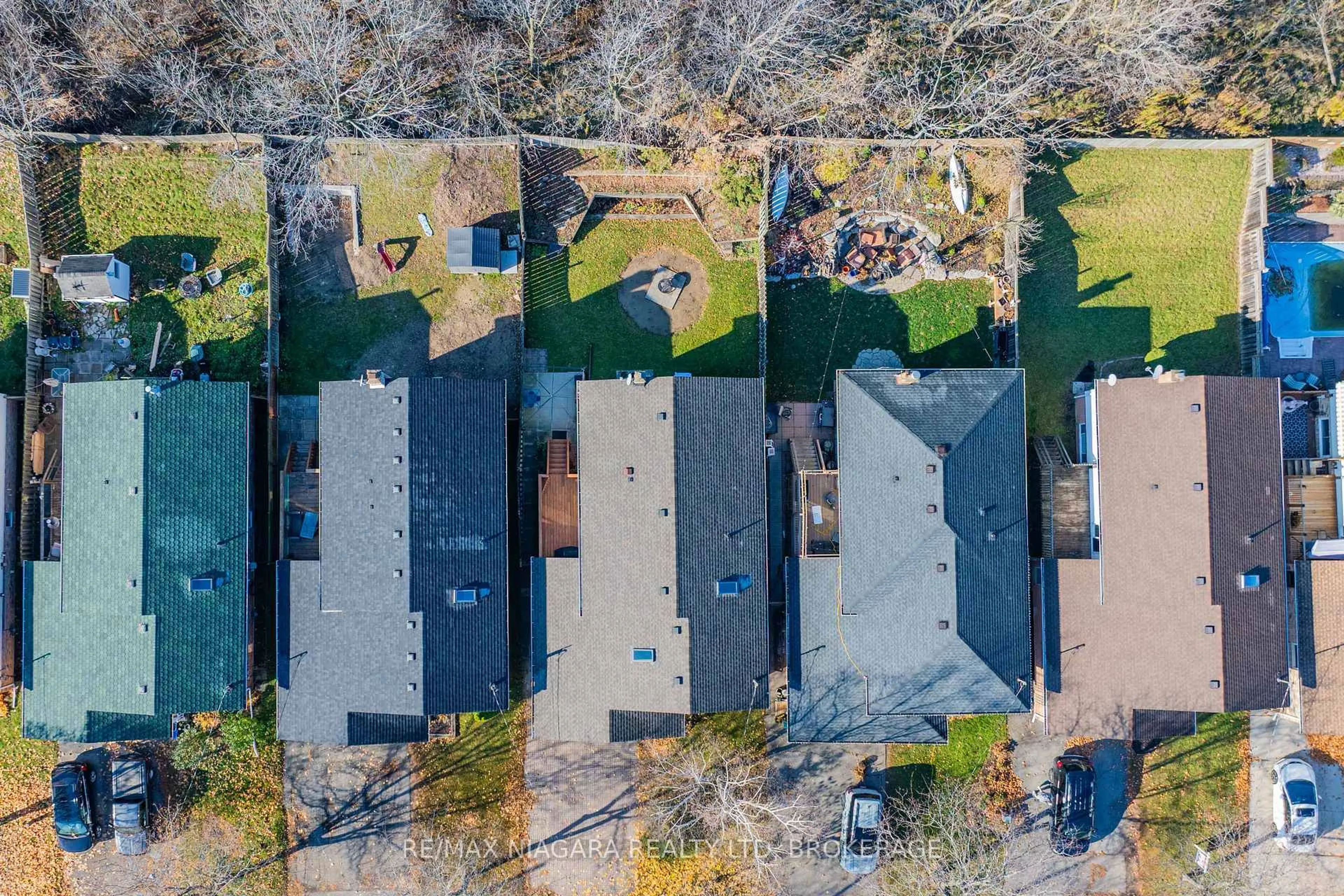 A pic from outside/outdoor area/front of a property/back of a property/a pic from drone, unknown for 26 RAVINE Rd, St. Catharines Ontario L2P 3A7