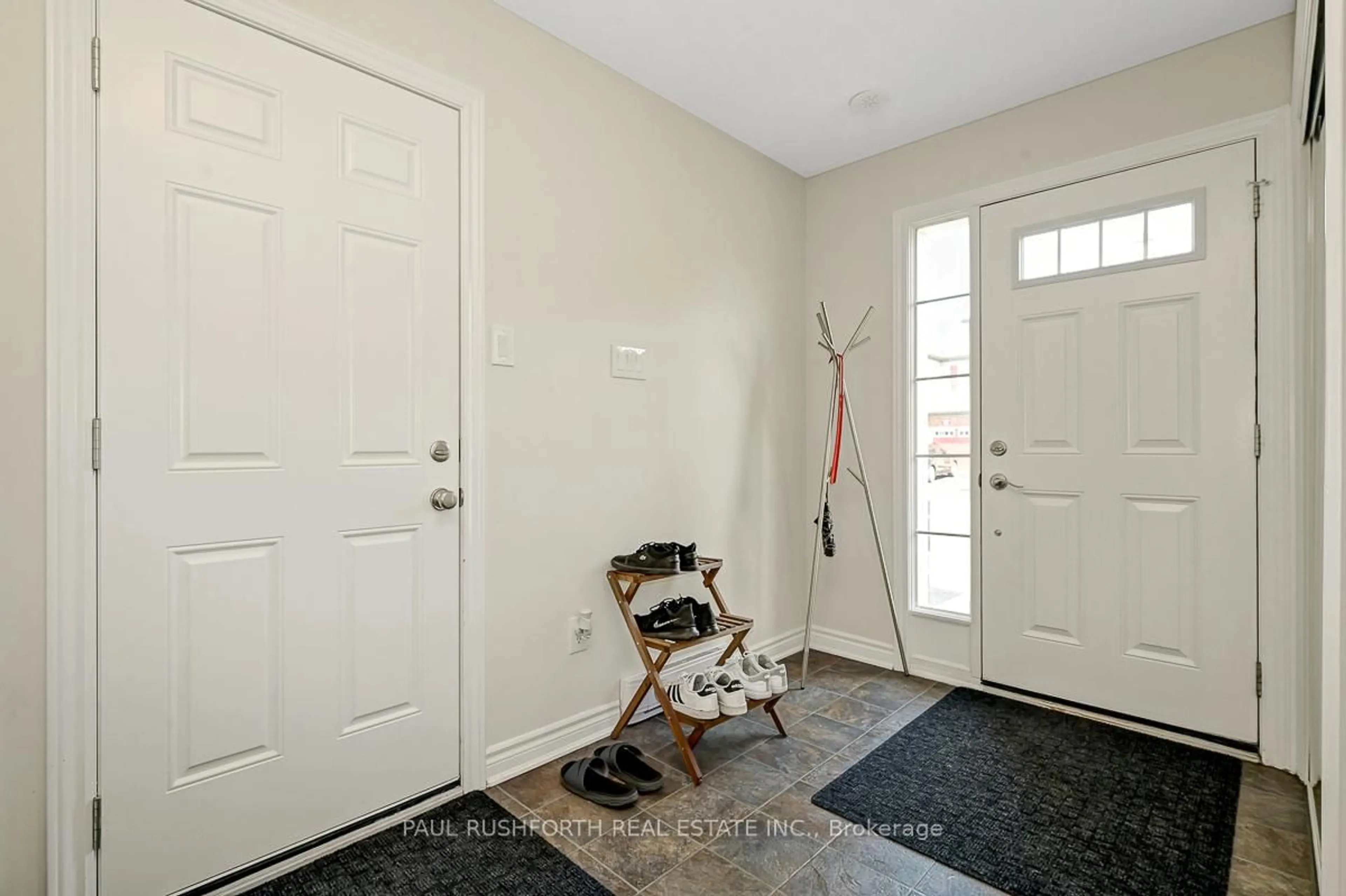 Indoor entryway for 103 Eclipse Cres, Ottawa Ontario K4A 0W1