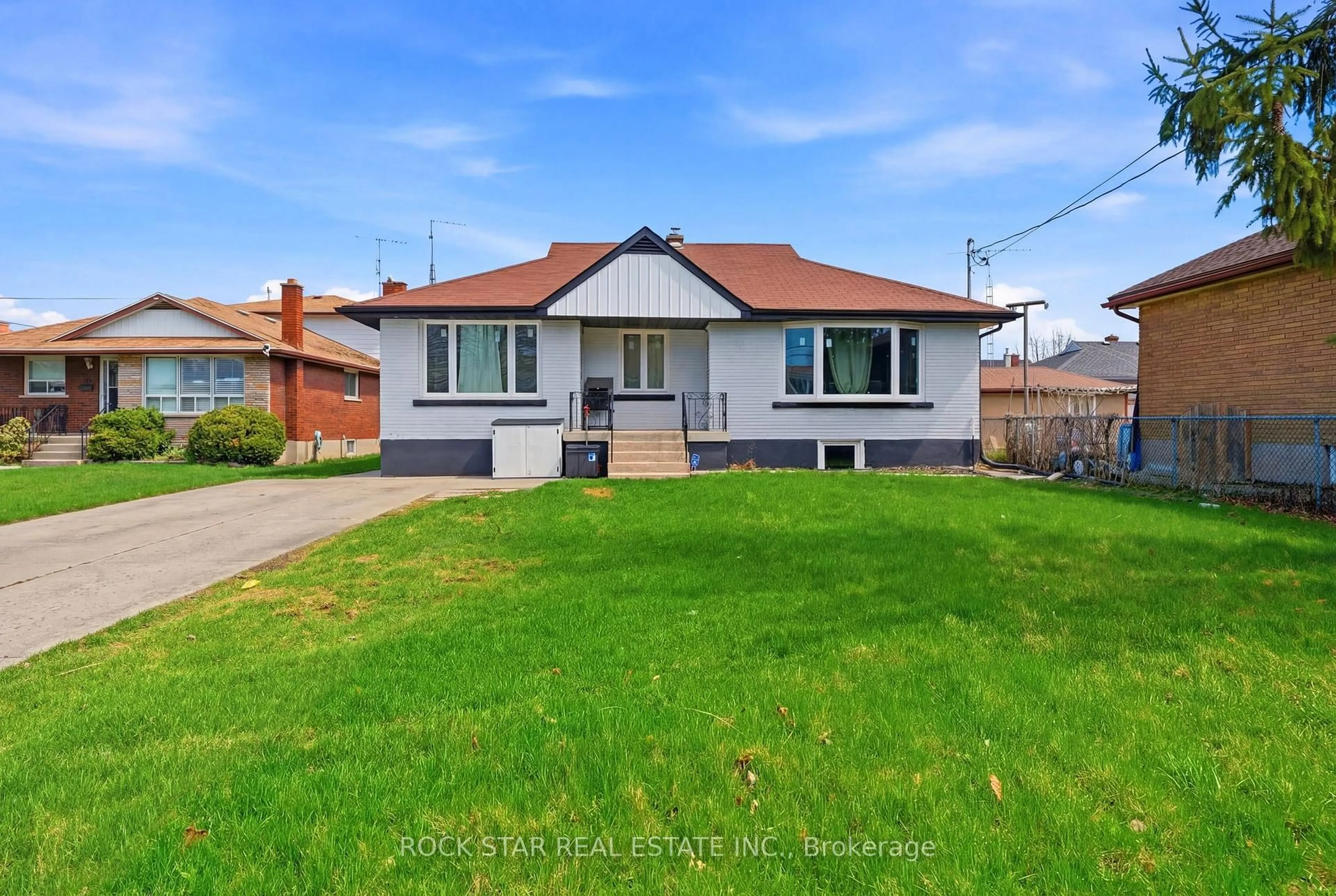 A pic from outside/outdoor area/front of a property/back of a property/a pic from drone, street for 250 Grantham Ave, St. Catharines Ontario L2M 4Z5